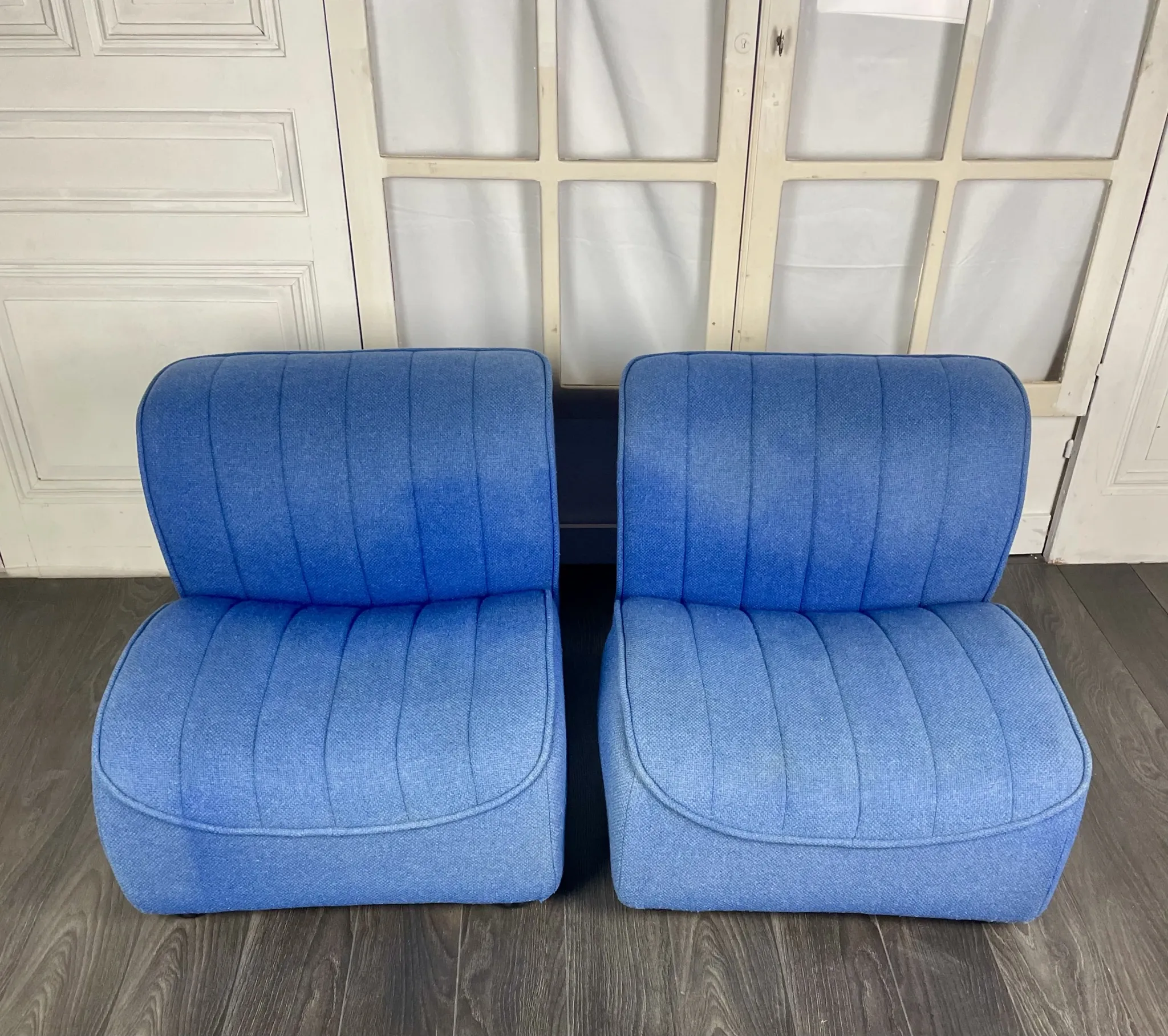 Paire de chauffeuses en drap de laine bleu