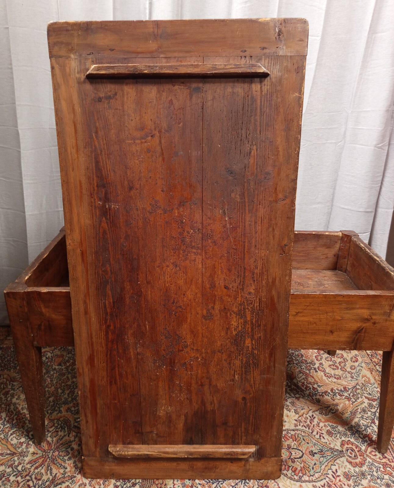Table with a kneading trough in beech from the 19th century.