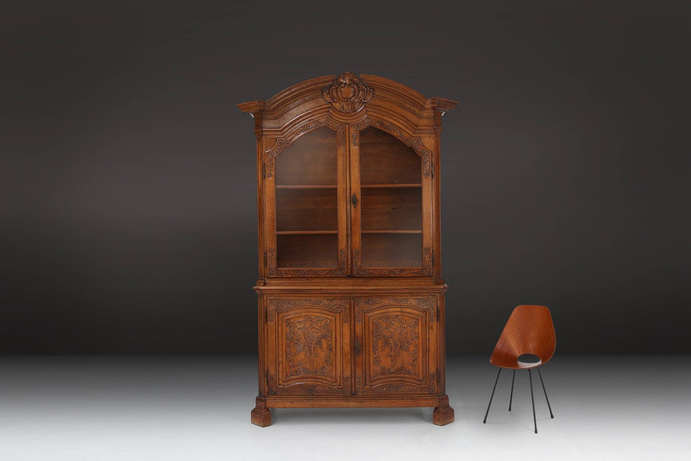 Vaisselier vitré en bois sculpté, Belgique, XVIIIe siècle