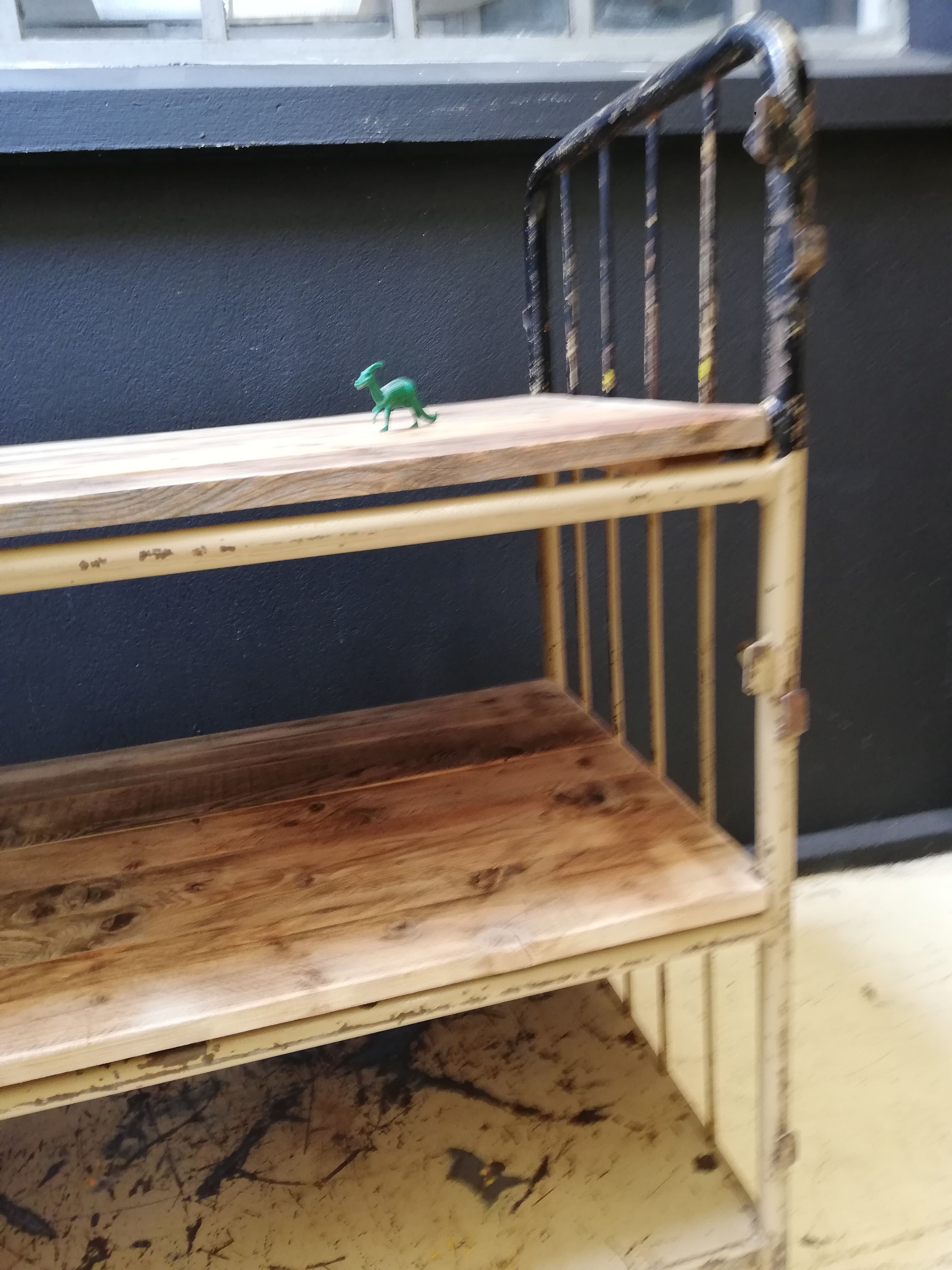 Industrial trolley, roulette shelf