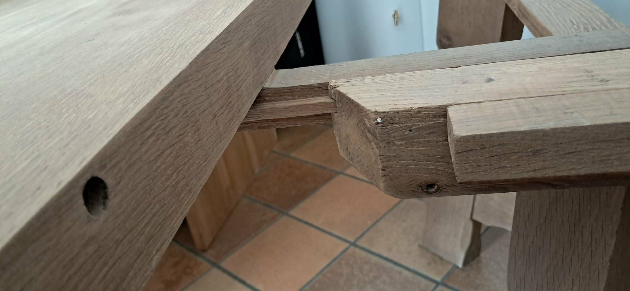 Brutalist round dining table in solid oak by De Puydt – Extendable 120/200