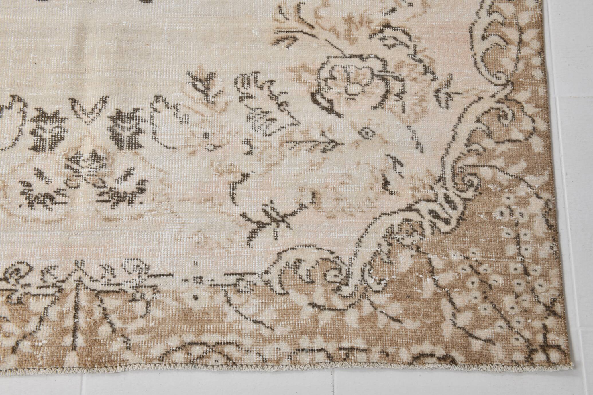 Rare tapis vintage fait main tons rose poudré et beige, motifs floraux