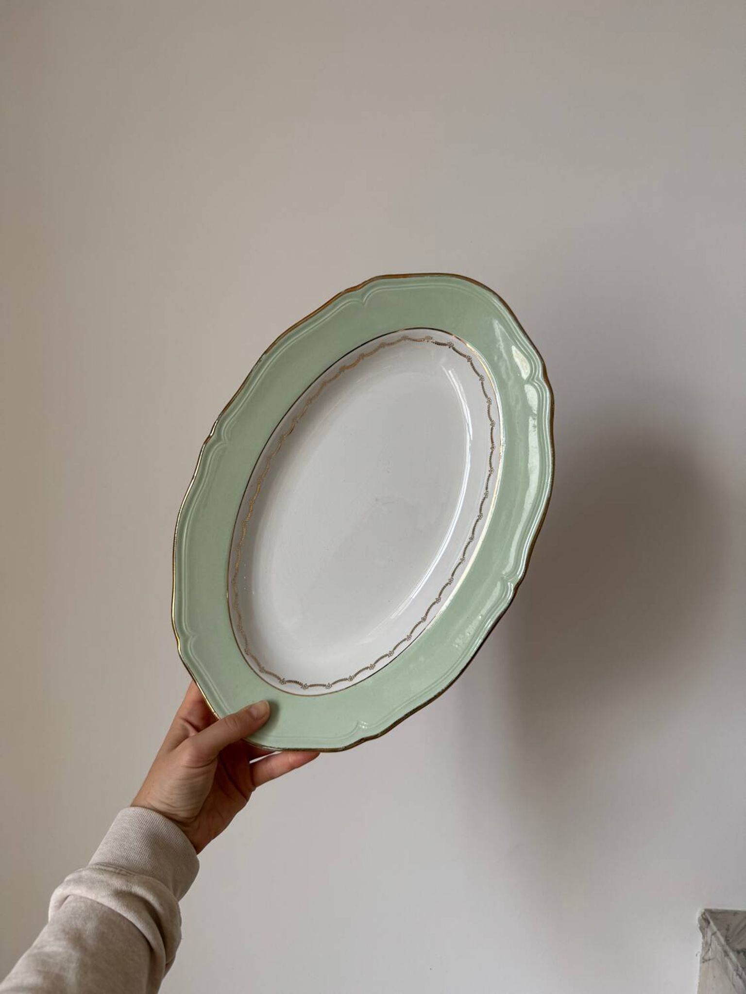 Plat en faïence L’Amandinoise