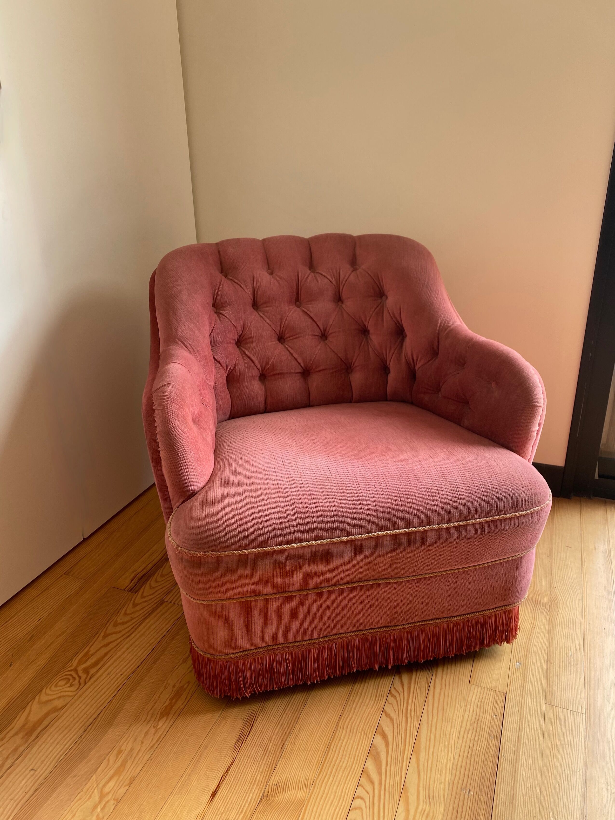 Upholstered toad armchair