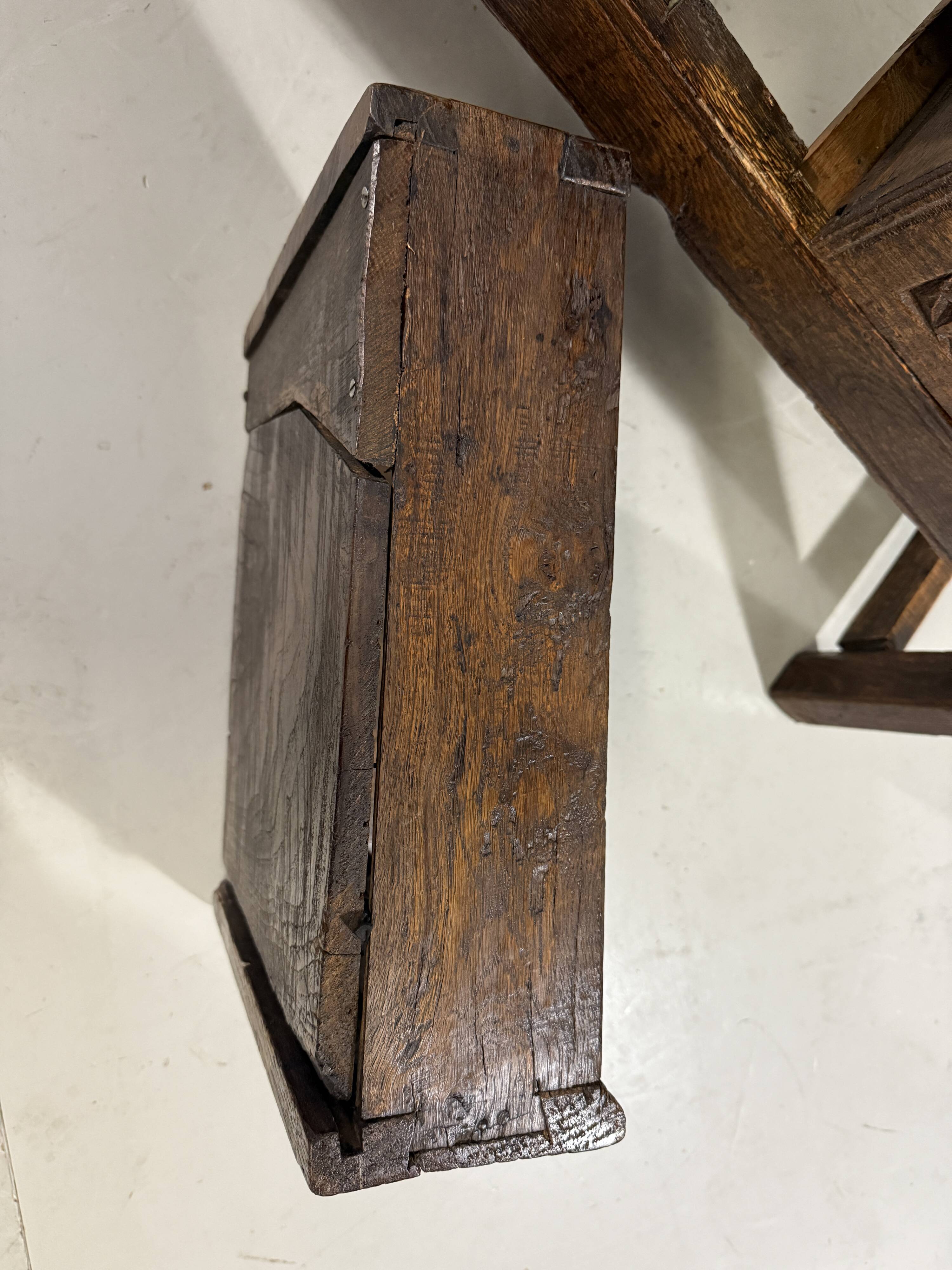 Table basse espagnole antique brutaliste