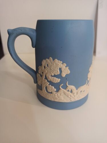 Chope, mug en jaspe. wedgwood, fabrication anglaise. scènes de chasse en relief
