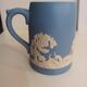 Chope, mug en jaspe. wedgwood, fabrication anglaise. scènes de chasse en relief