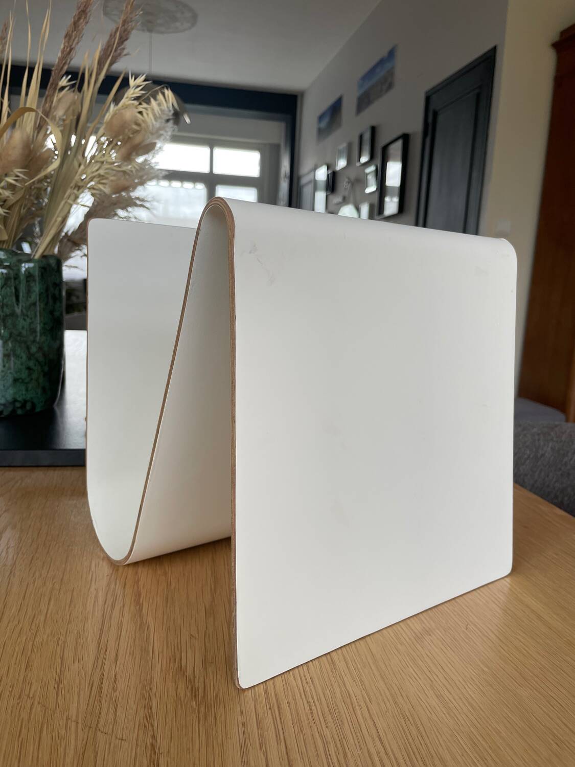 Wavy magazine holder