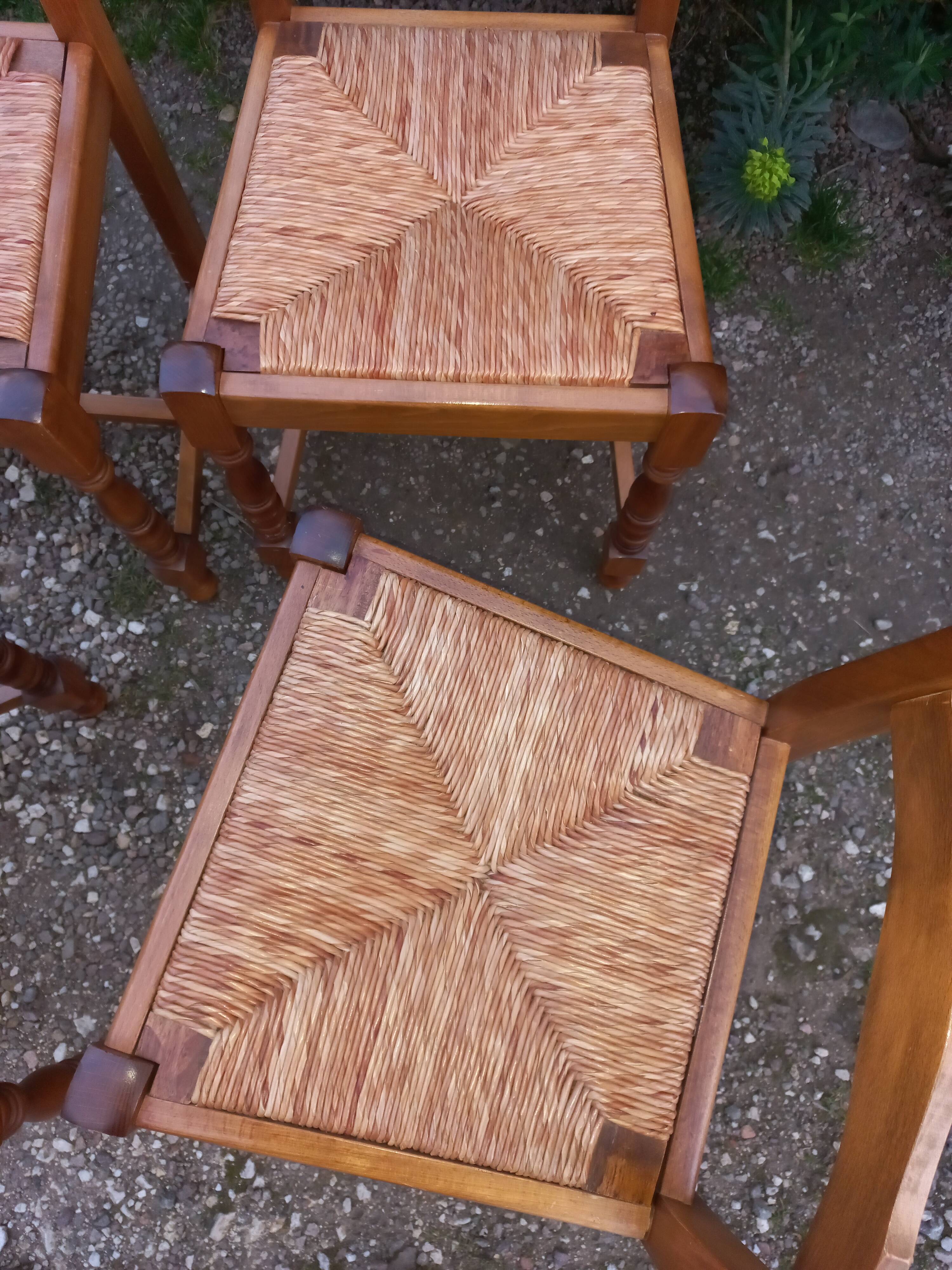 Table and 4 chairs + extension