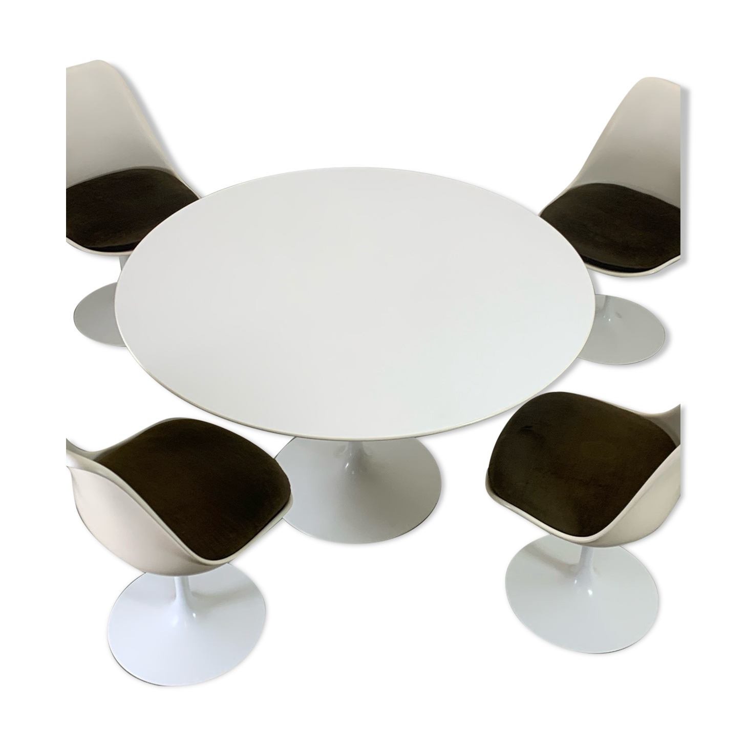 Eero Saarinen Tulip Dining Set with Swifel Chairs for Knoll International 1960s