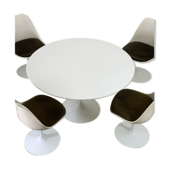 Eero Saarinen Tulip Dining Set with Swifel Chairs for Knoll International 1960s