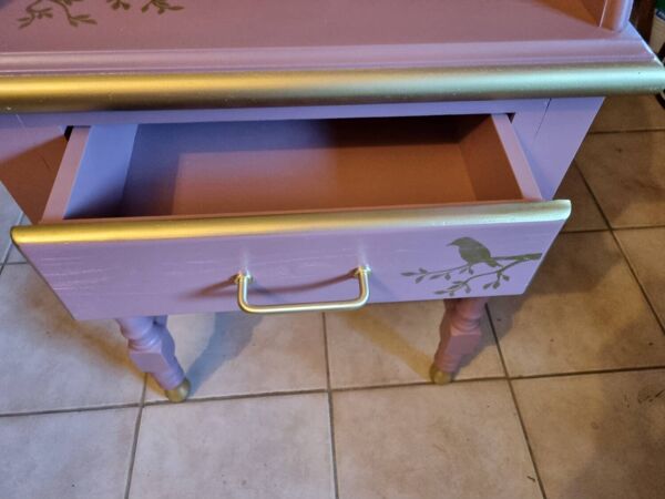 Petit bureau vintage relooké vieux rose et doré
