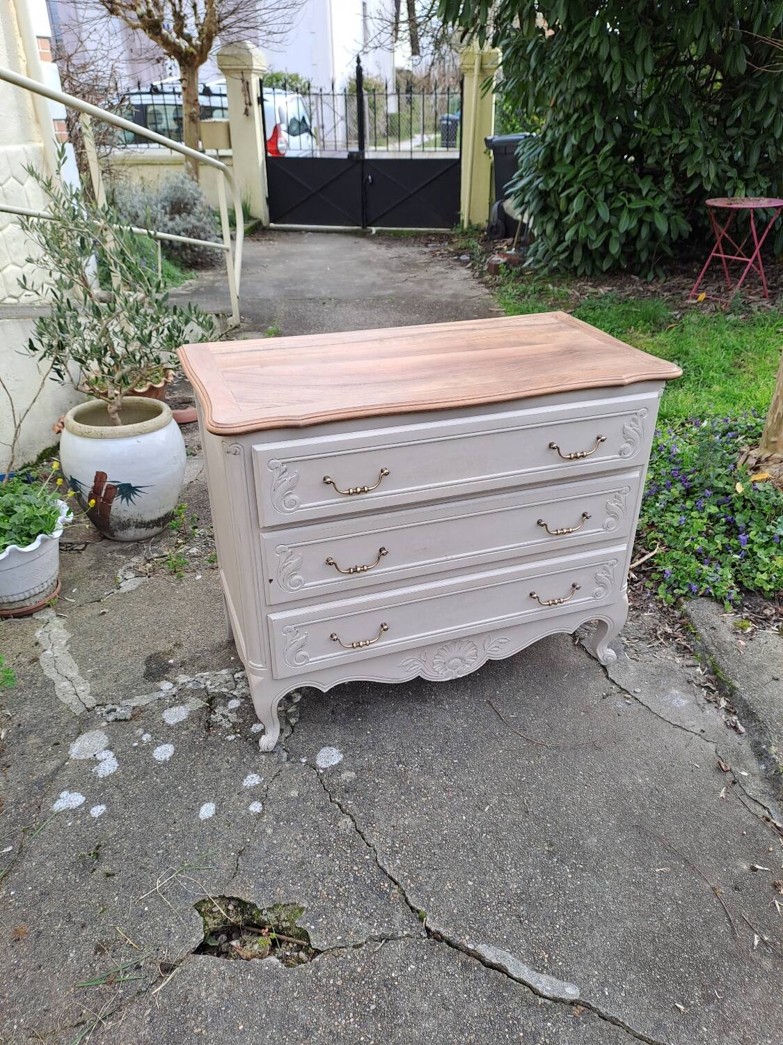 Commode de style louis xv  peinte
