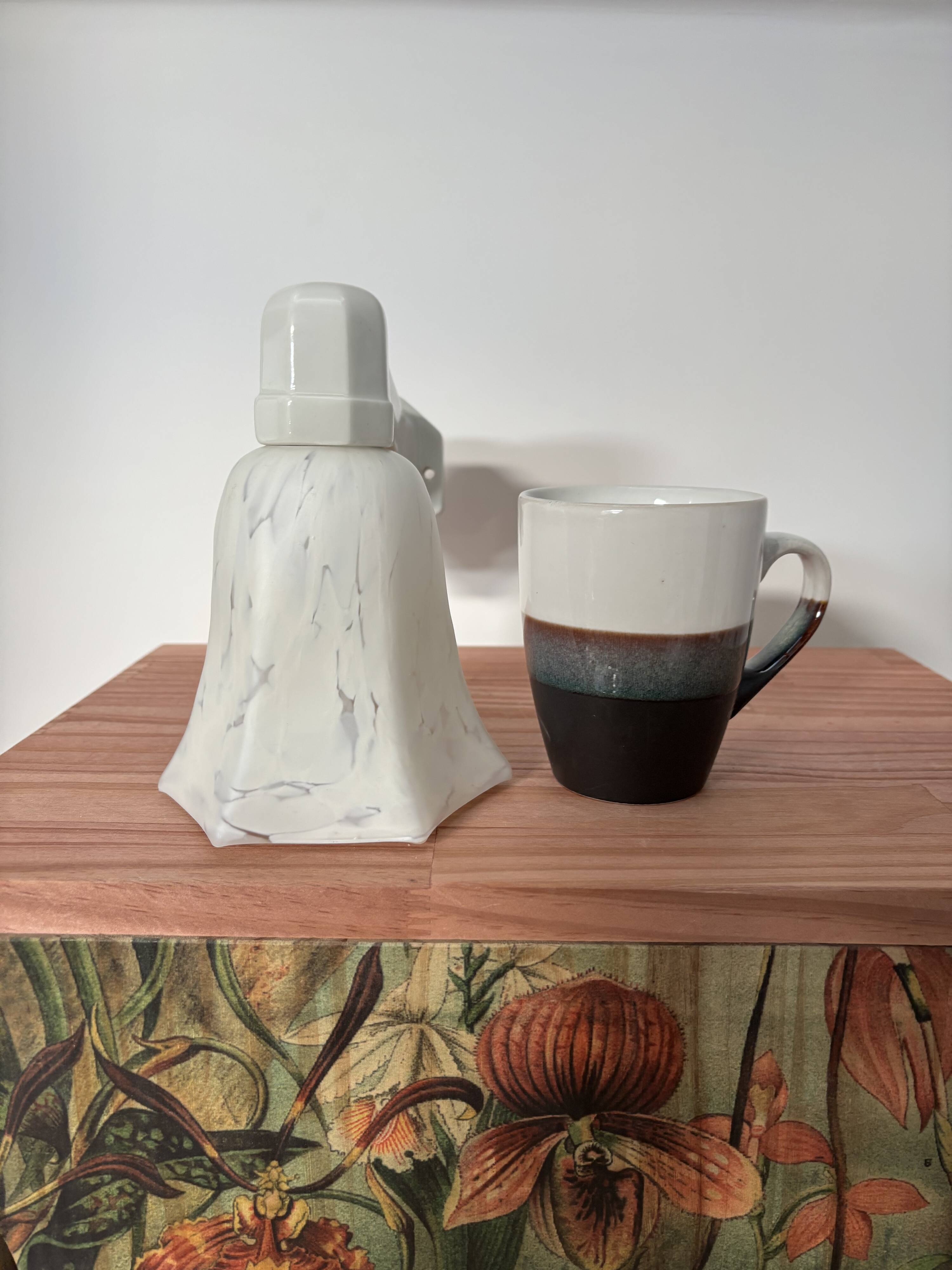 White porcelain wall lamp