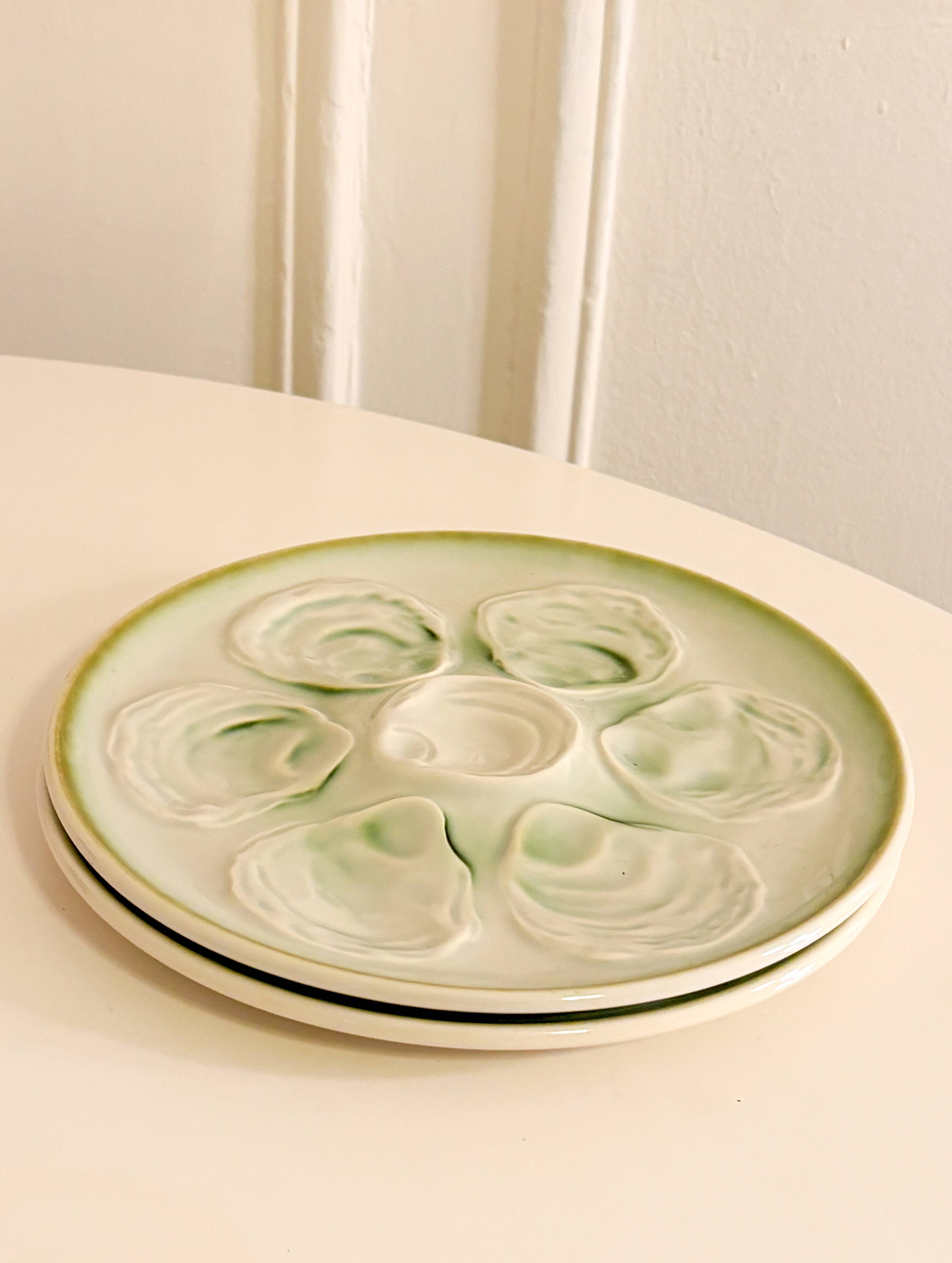 Paire d'assiettes à huîtres en barbotine, Bleu & Vert, 1960