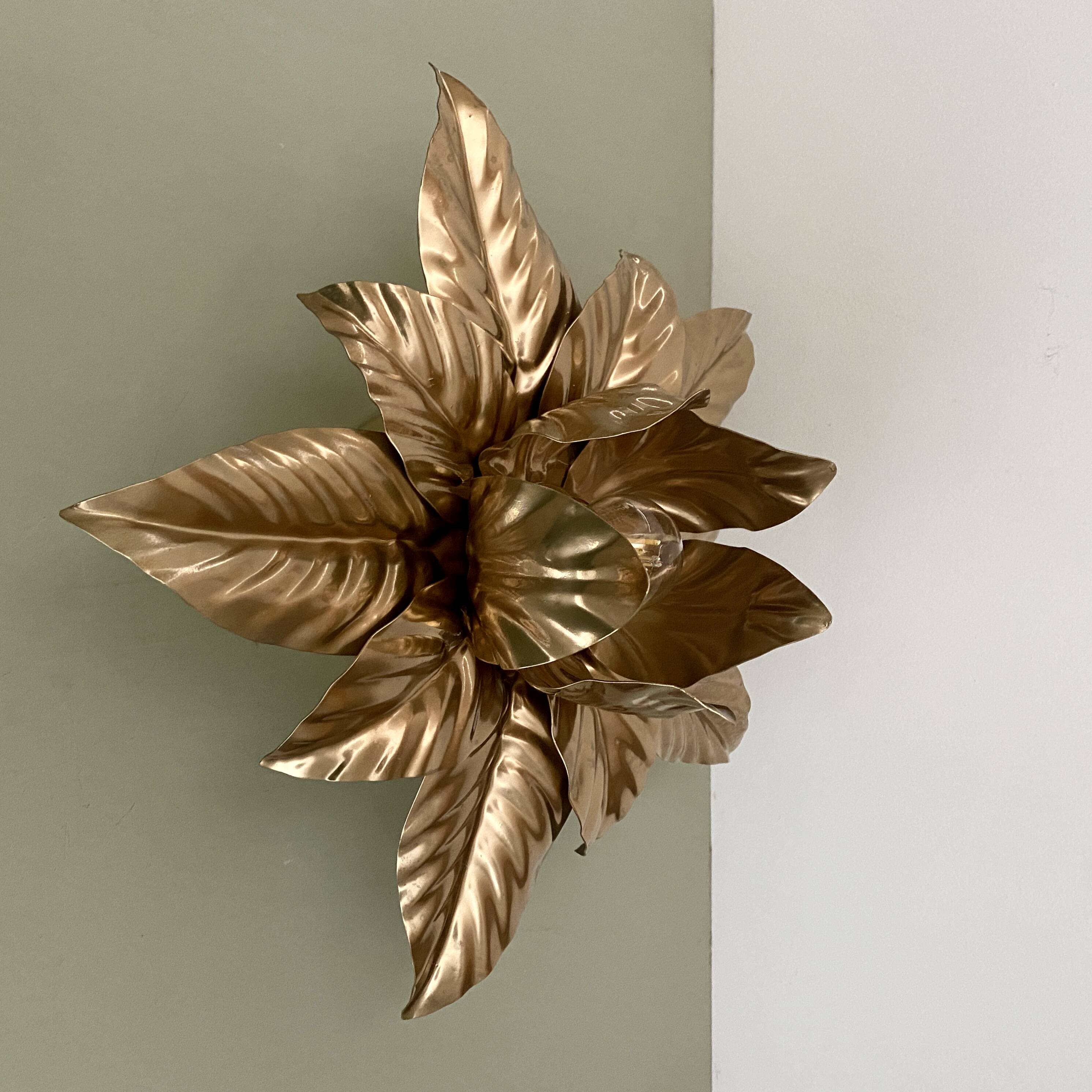 Vintage wall light in gold metal with leaf decorations