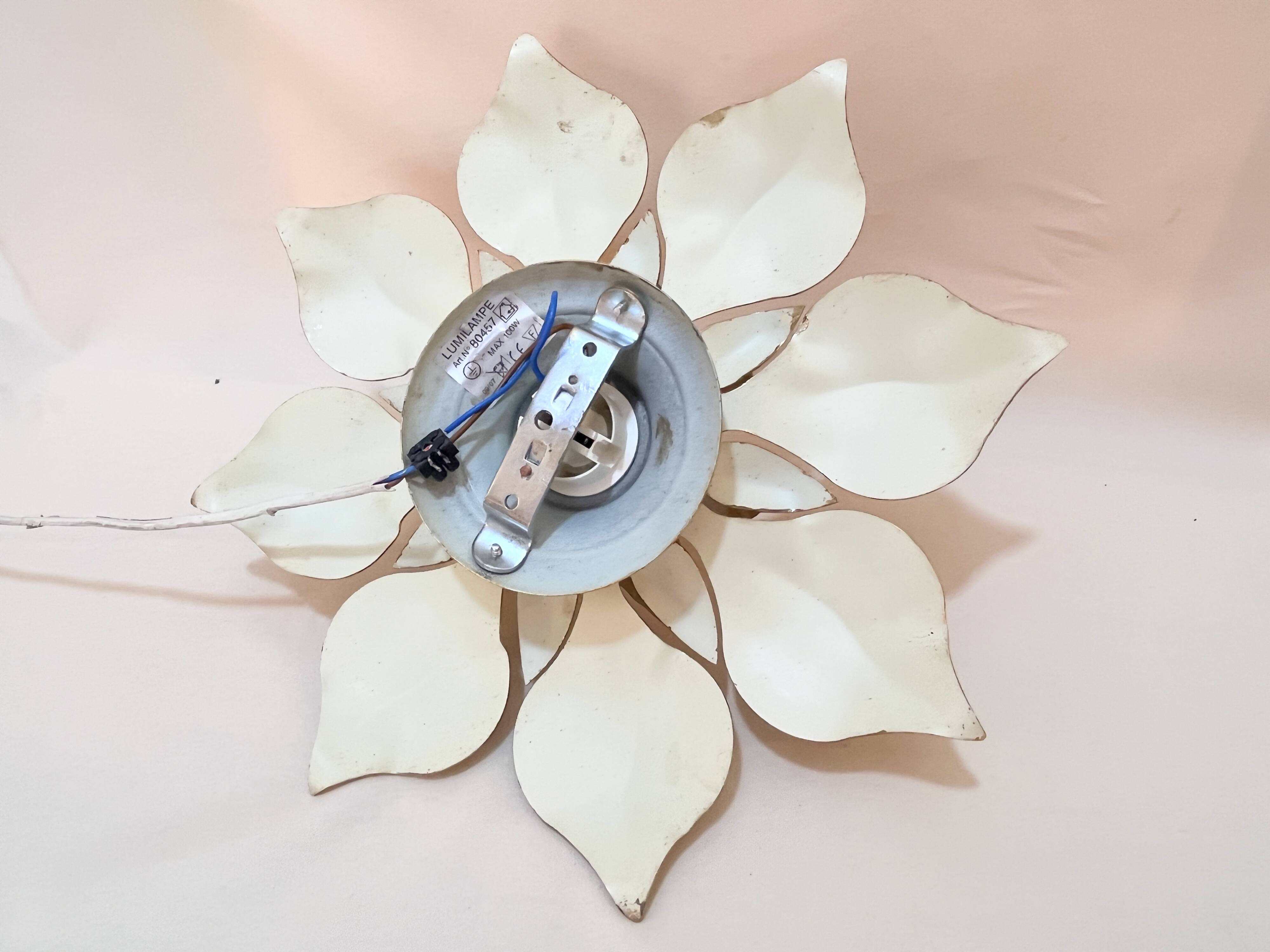 1970s 1980s Hollywood Regency Masca Gold Leaf Metal Flower Wall Sconce