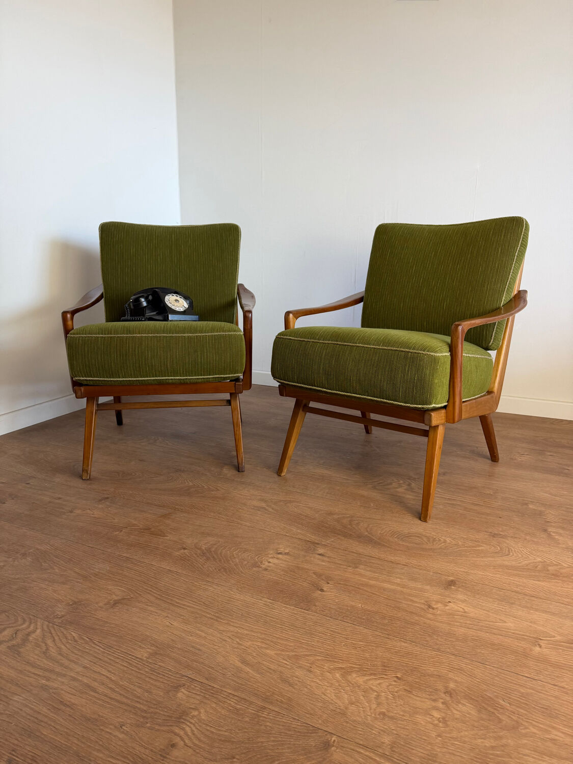 Paire de fauteuils vintage en bois et tissu