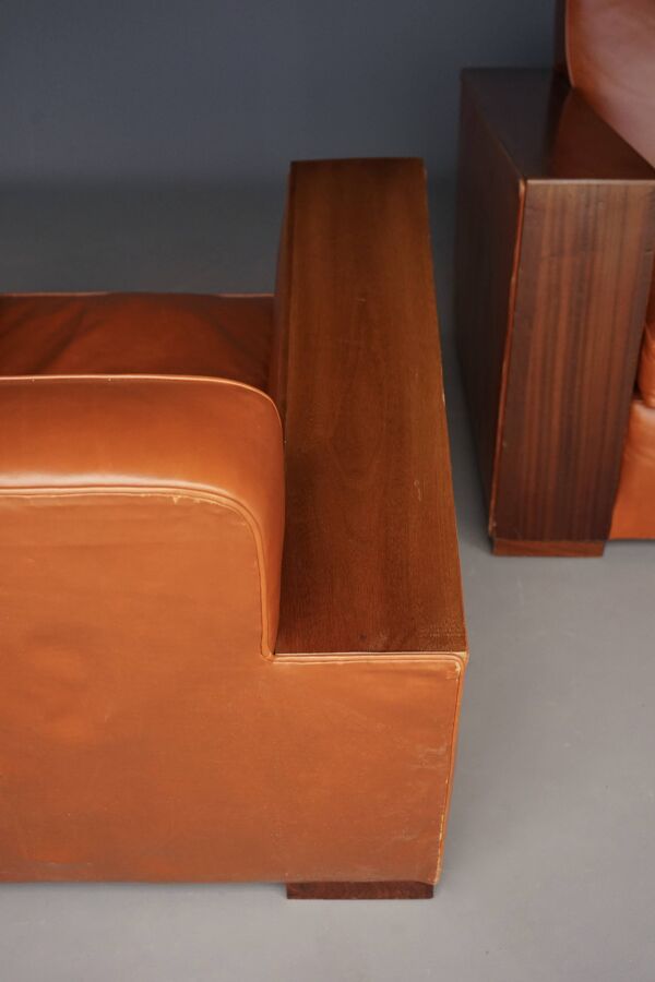 Paire de fauteuils Art Déco en cuir. Années 40.