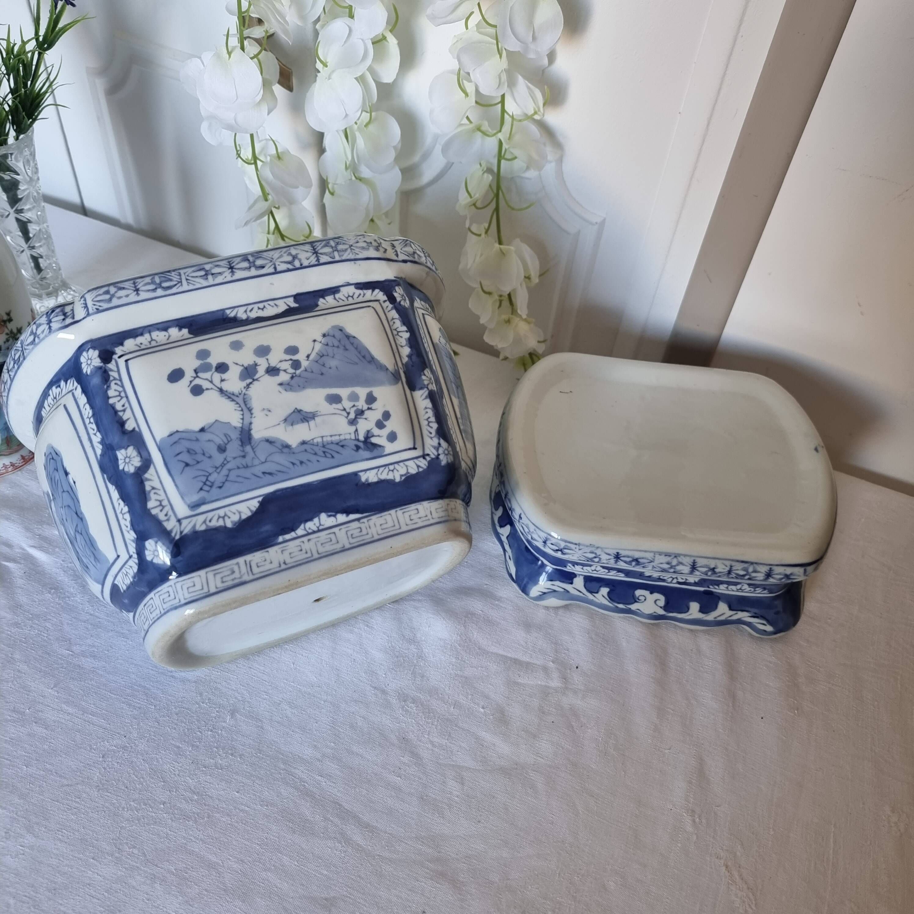 Magnifique cache-pot oriental sur piédestal en porcelaine bleue et blanche