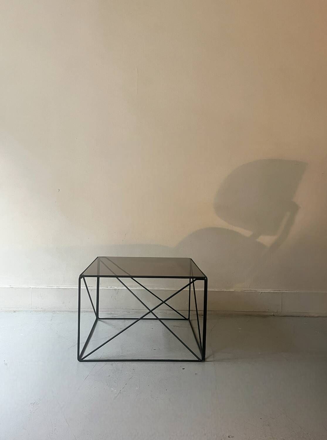 Isosceles coffee table in wire metal and black smoked glass, Max Sauze design 1970