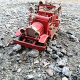 Camion de pompier américain de 1930 en acier tole avev tous ses accessoires lance à eau,