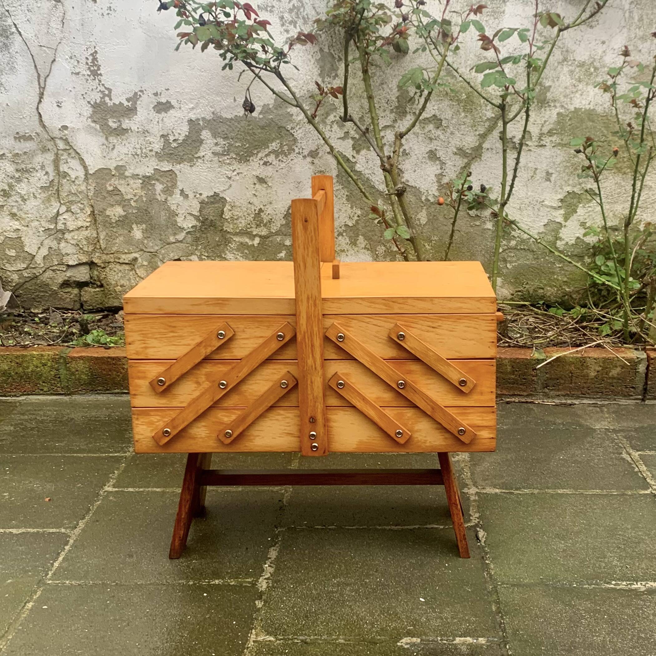Worker - sewing box on vintage wooden legs - 3 floors