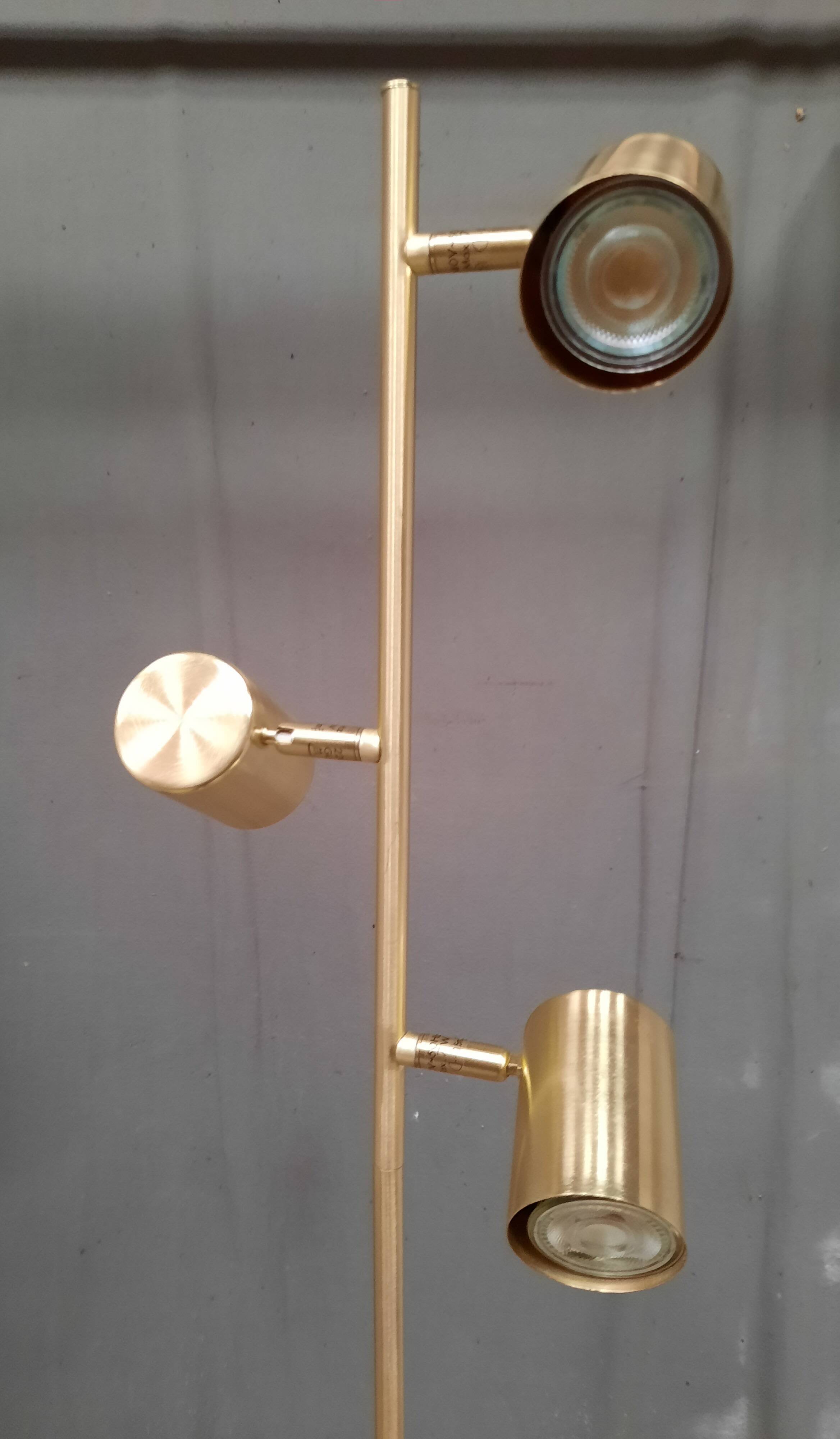 Lampadaire doré à 3 spots