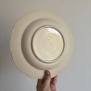 Assiette terre de fer sépia et bleu Longchamp - terre de fer cigognes