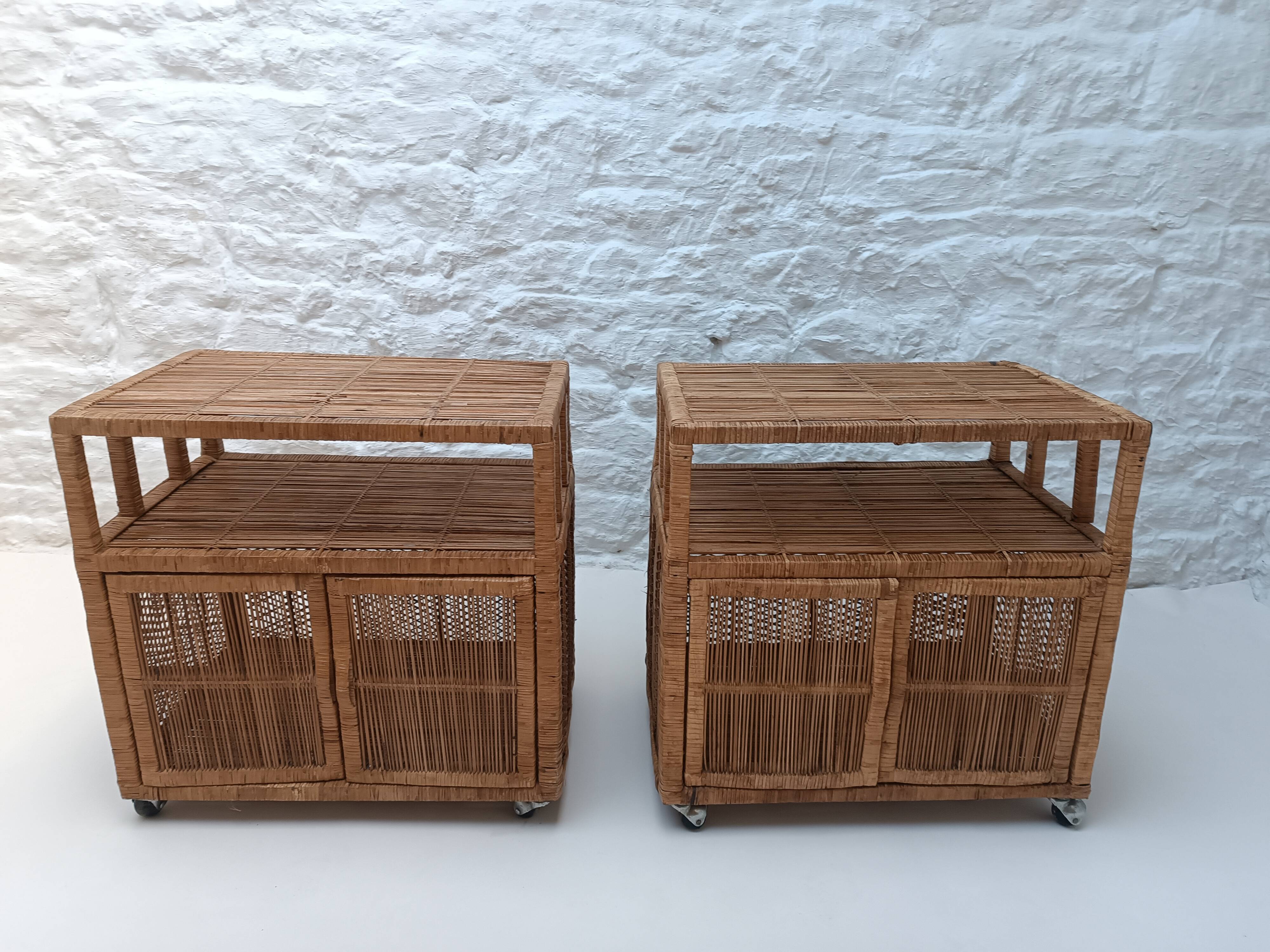 Paire de buffets en rotin vintage (Buri ) sur roulettes