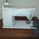 Meuble et sa machine a coudre singer 700