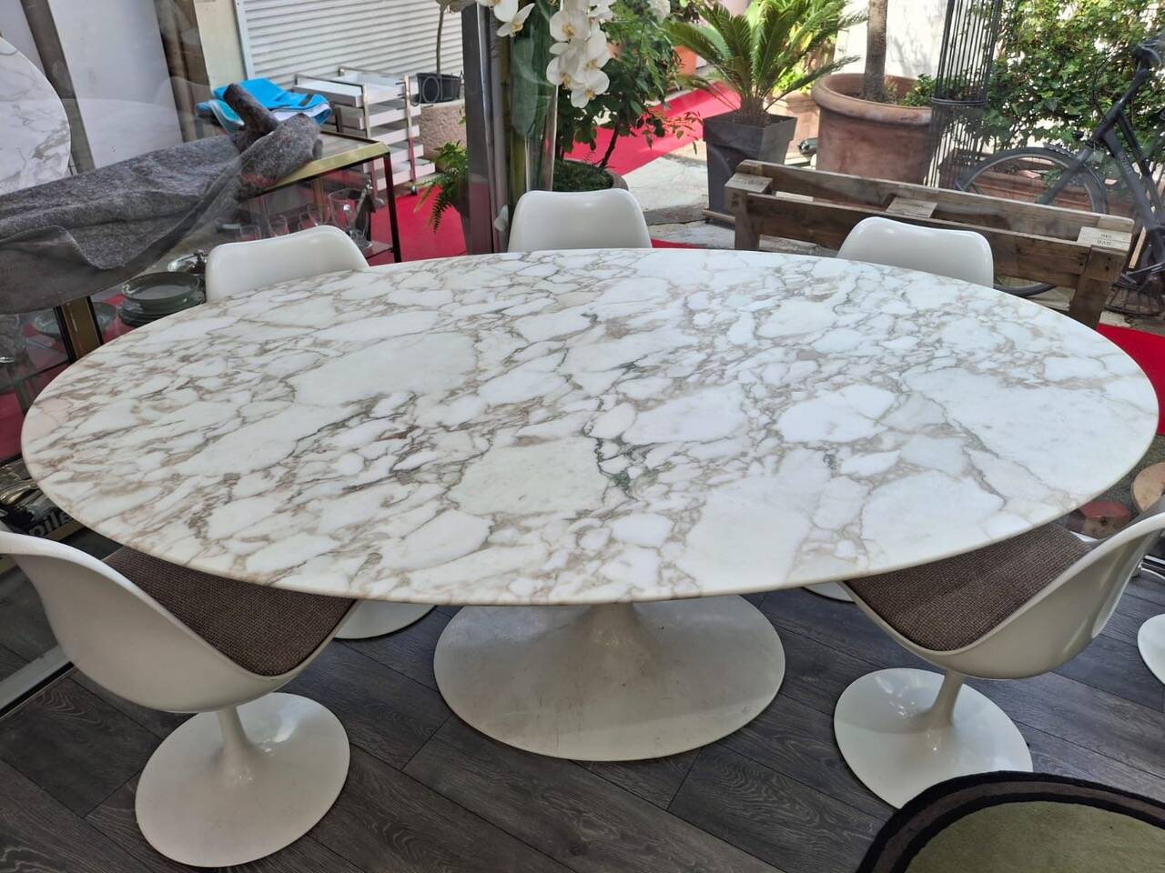 Knoll & eero saarinen, oval table "tulip", 198x121cm calacatta marble