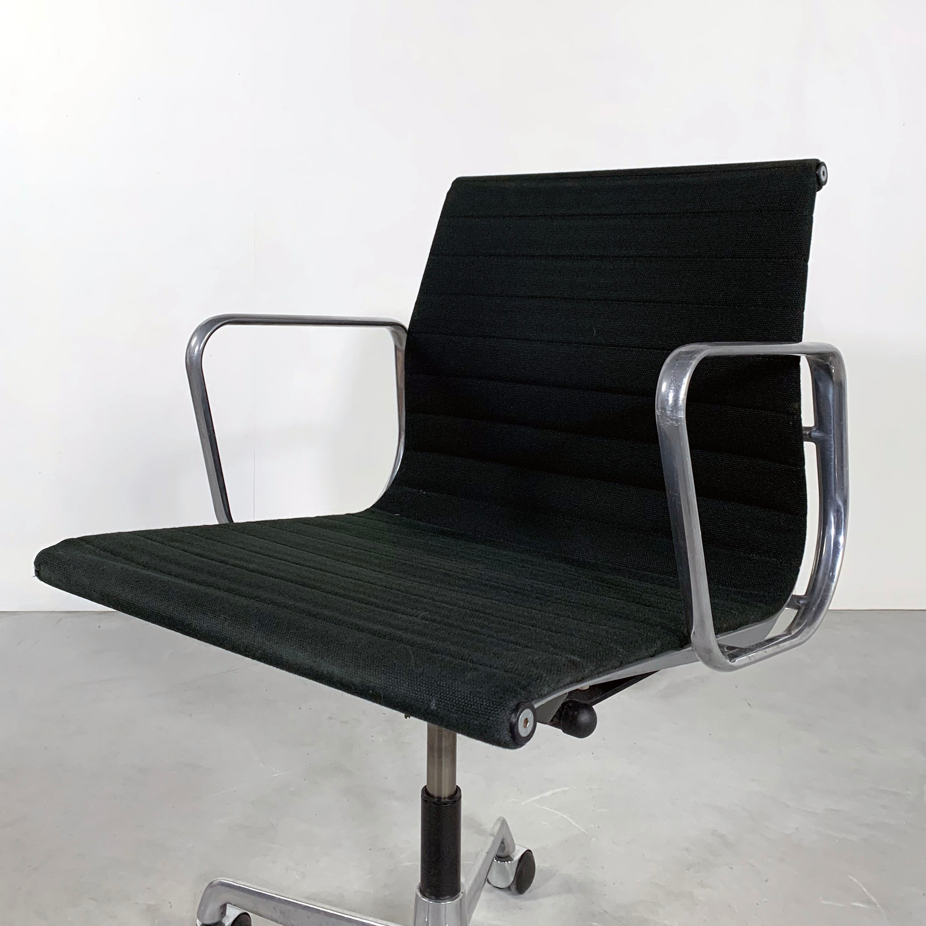 EA117 office chair by Charles and Ray Eames for ICF, 1970