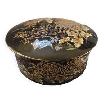 Fine ceramic bezel with polychrome floral motifs and hand-painted gold Imperial Kiku Japan