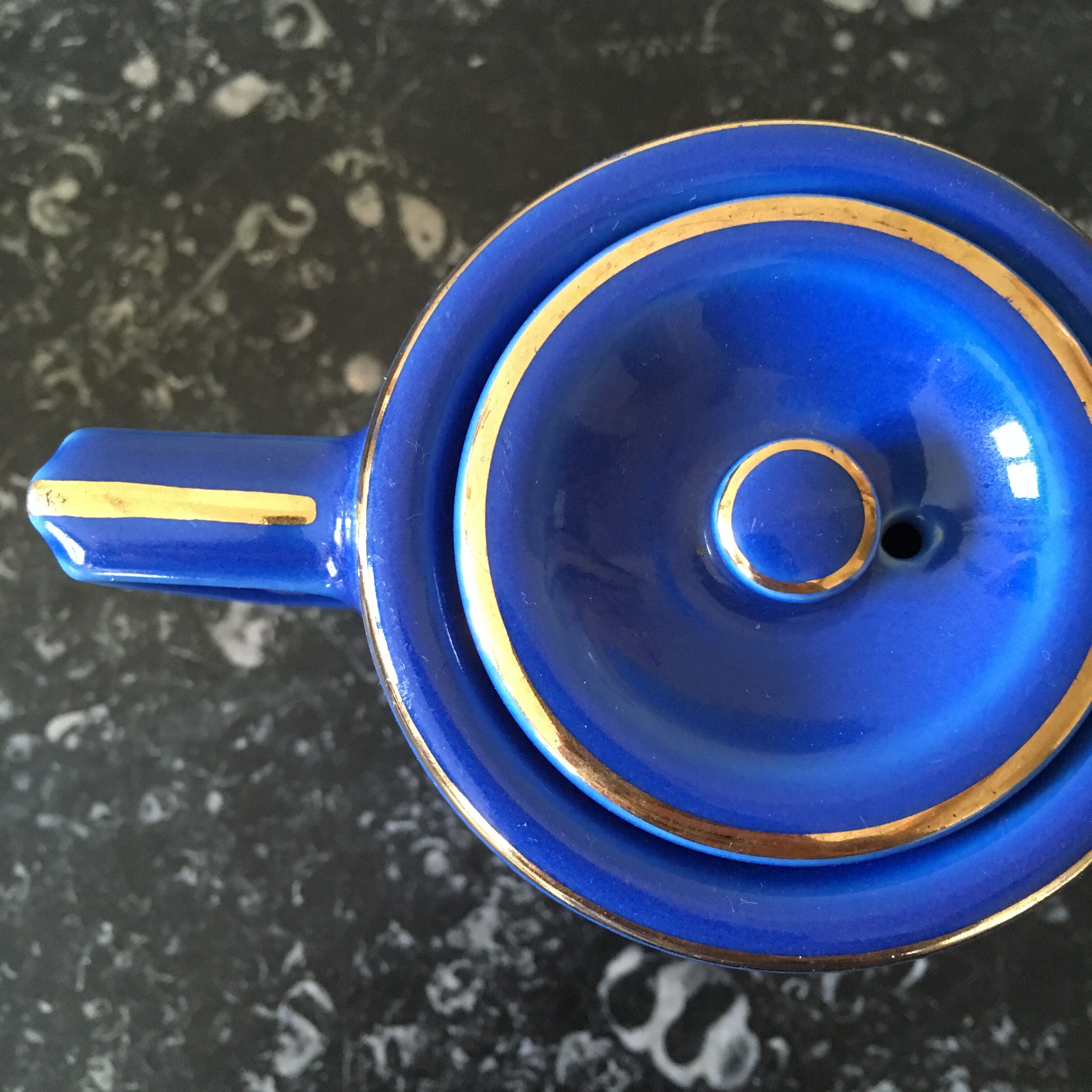 Teapot porcelain