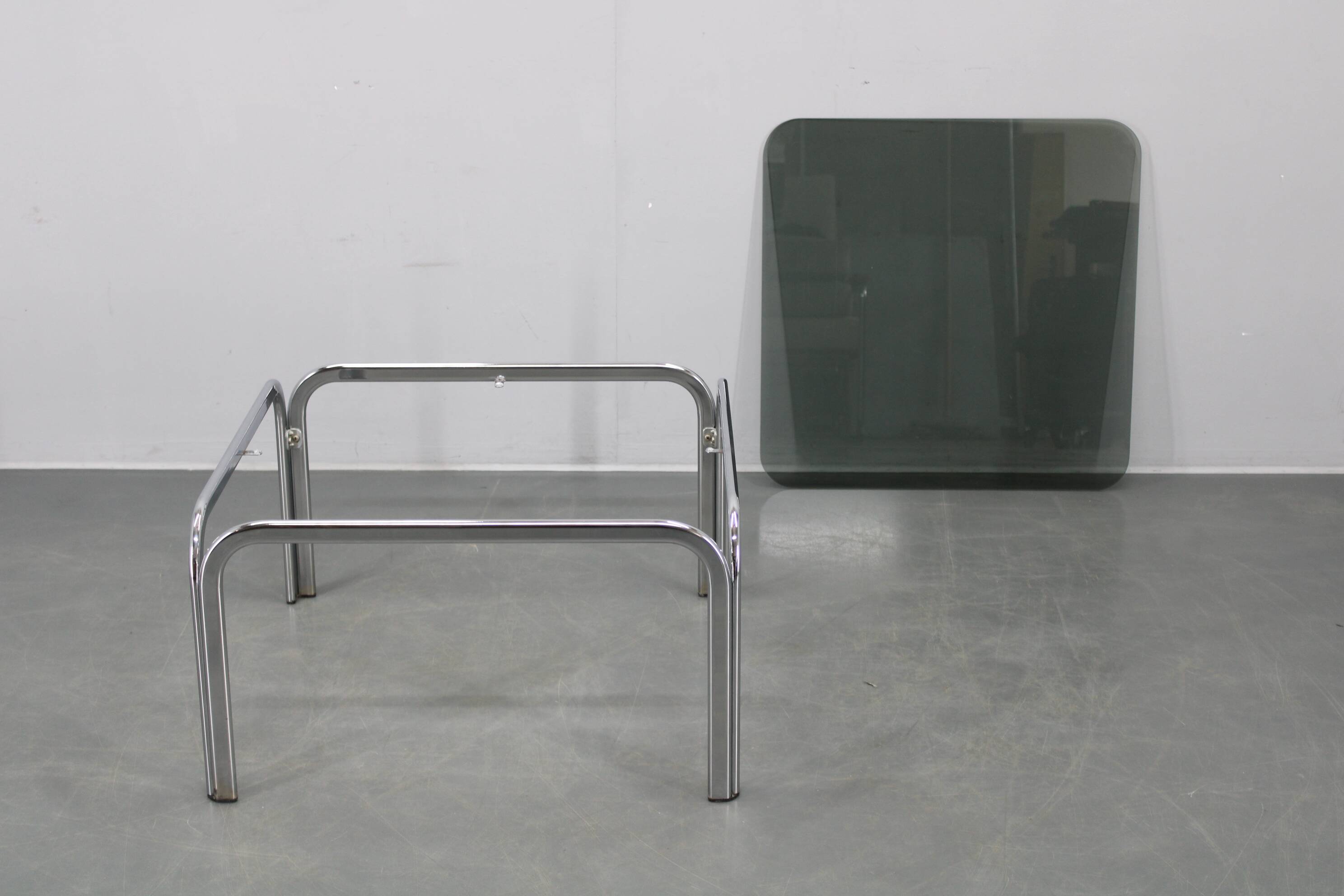 Table basse carrée italienne en chrome et verre des années 1970