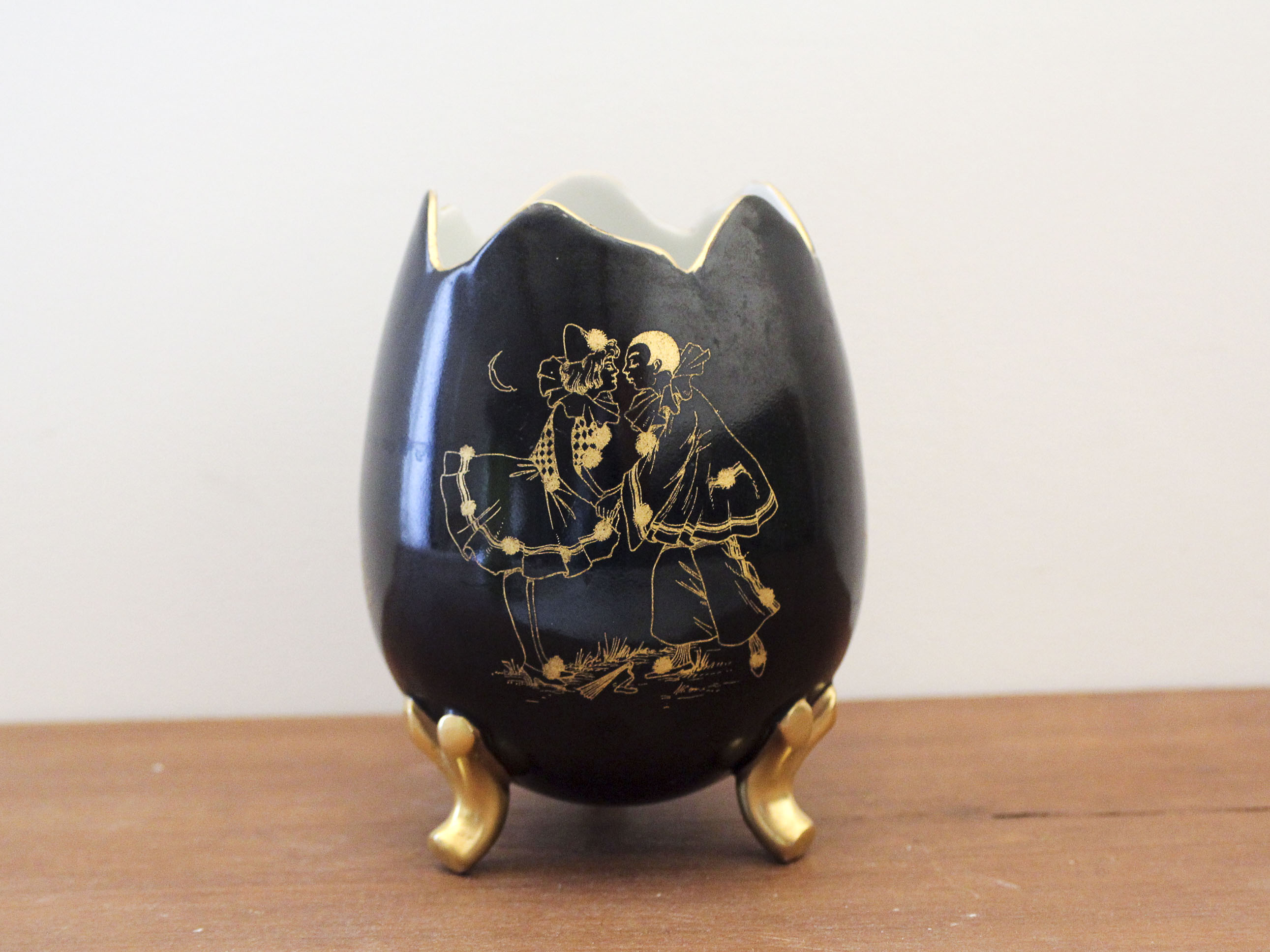 Egg-shaped porcelain vase decorated with Pierrot and Columbine