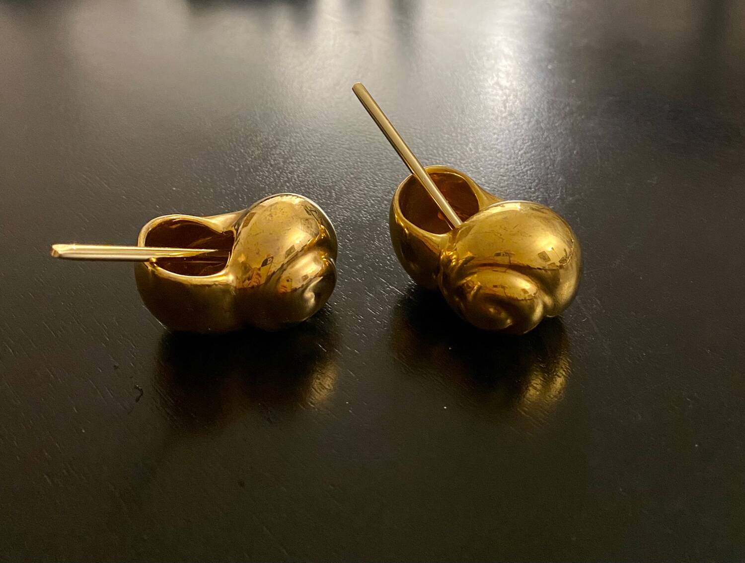 2 Snail-shaped salt pots in gold-colored porcelain