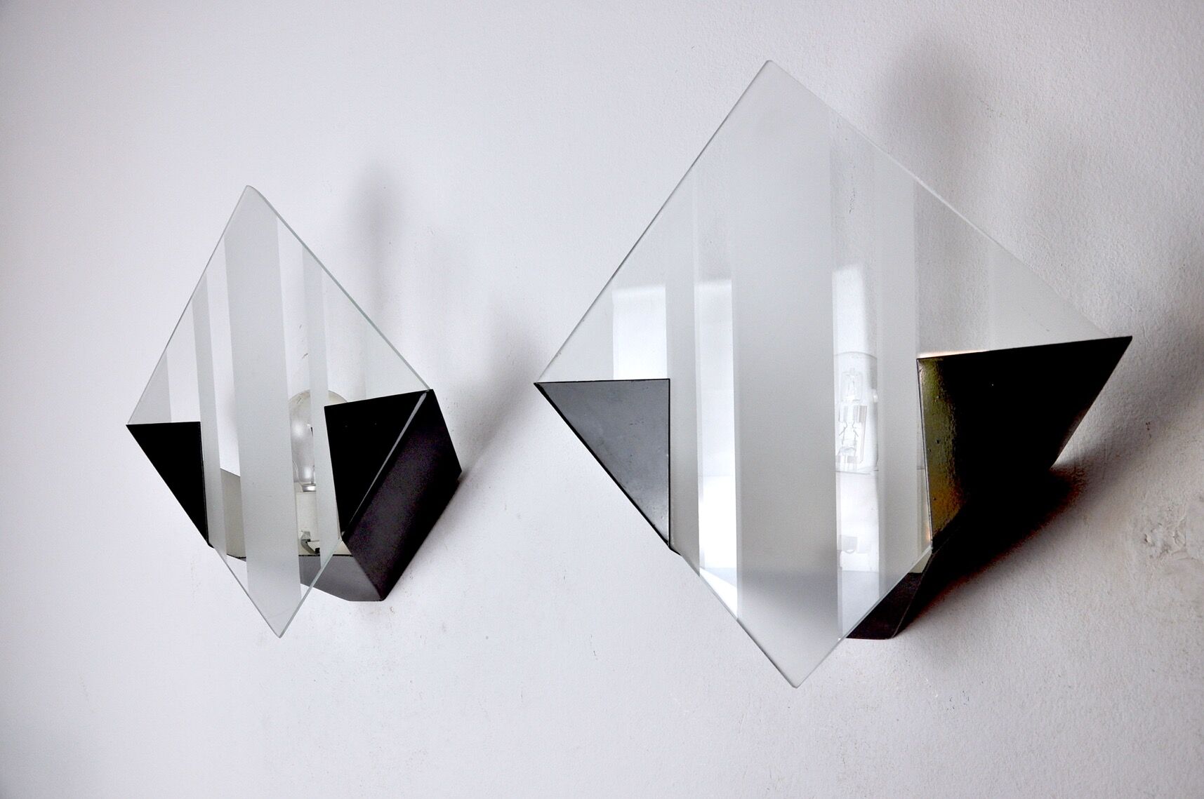 Pair of wall lamps "Rombo" by Miguel Milá, Spain, 1980