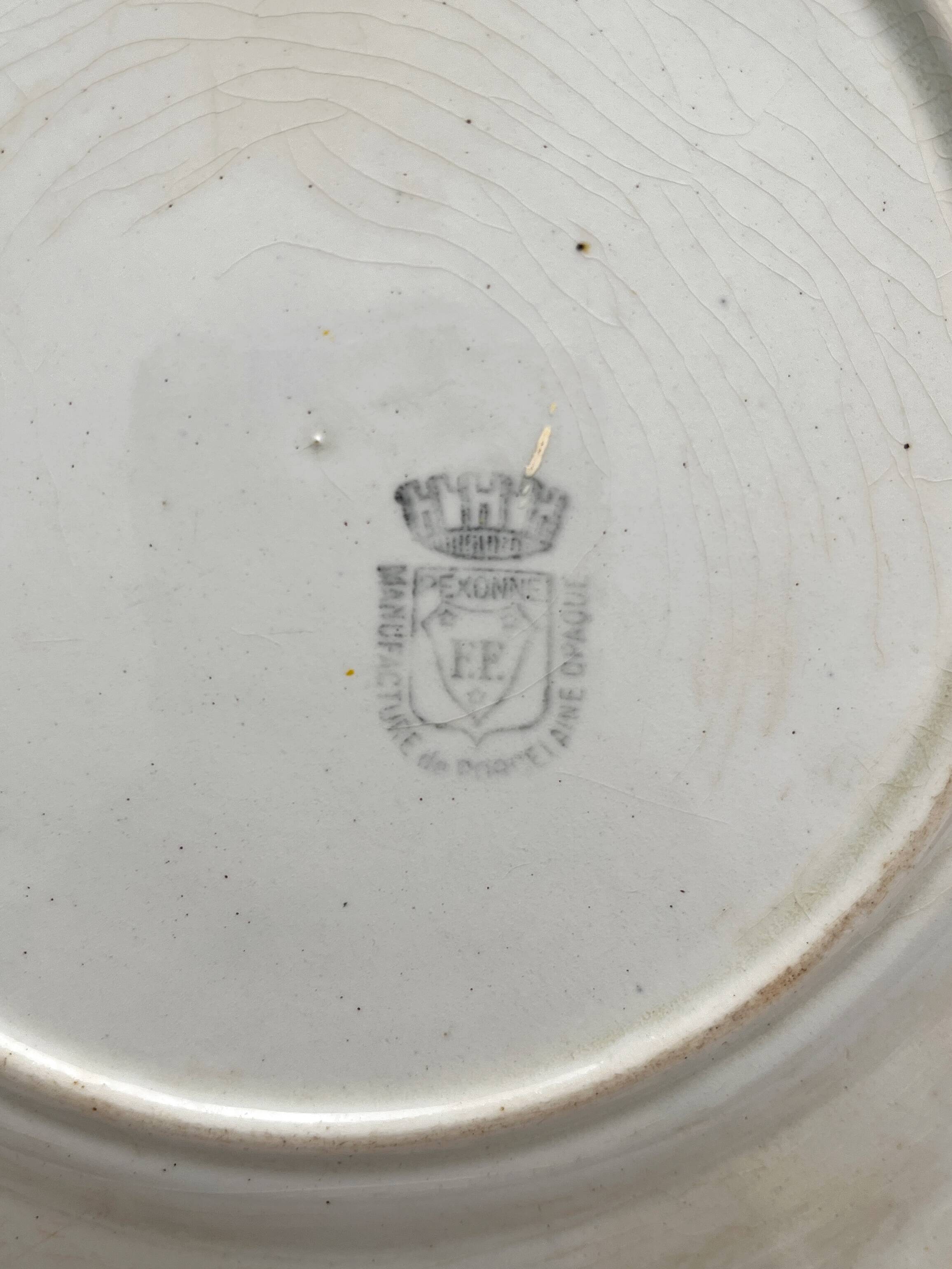 Assiette à dessert ancienne en terre de fer décor cerises faïence de Pexonne