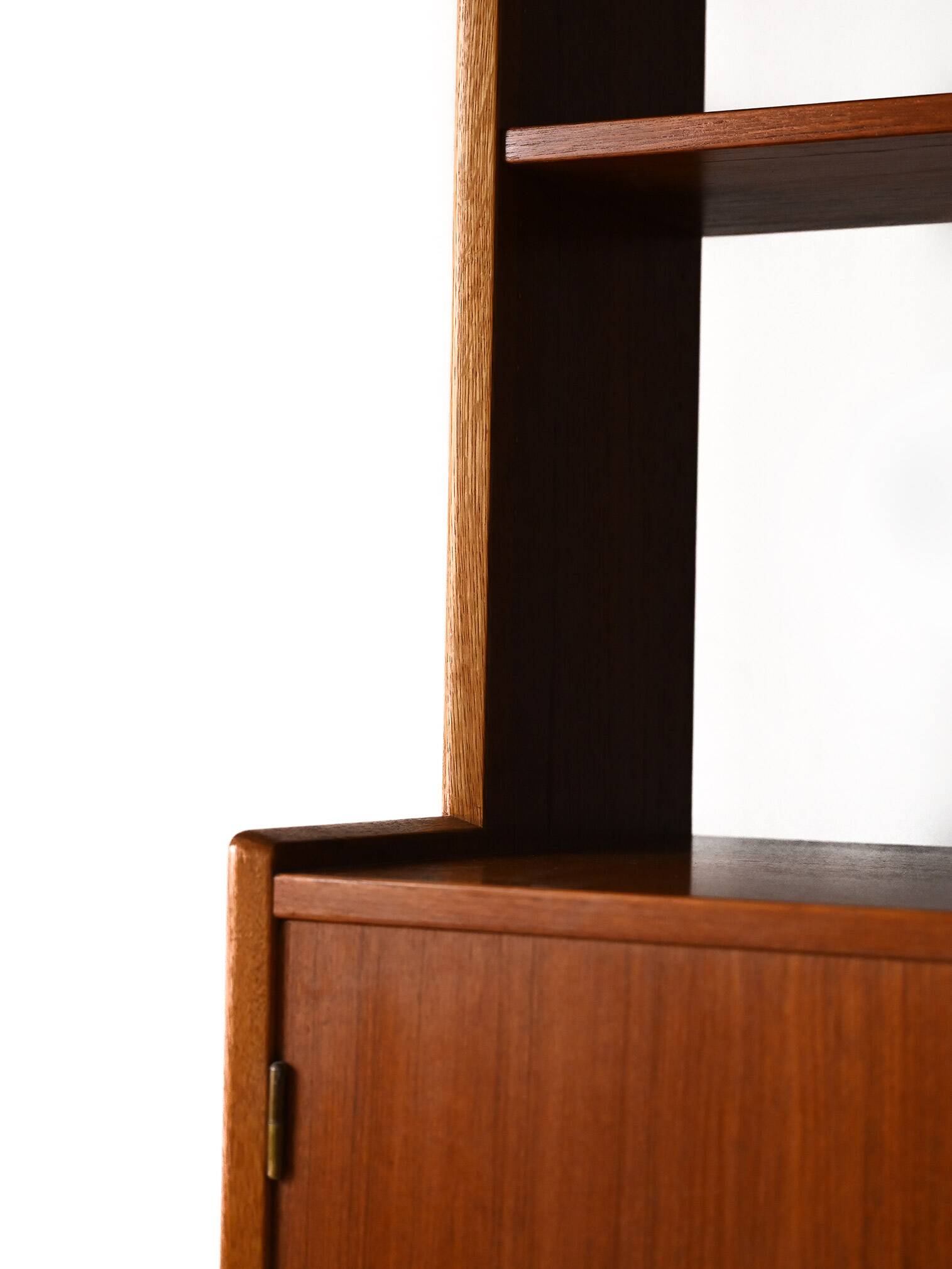 Bibliothèque scandinave vintage avec armoire et étagères