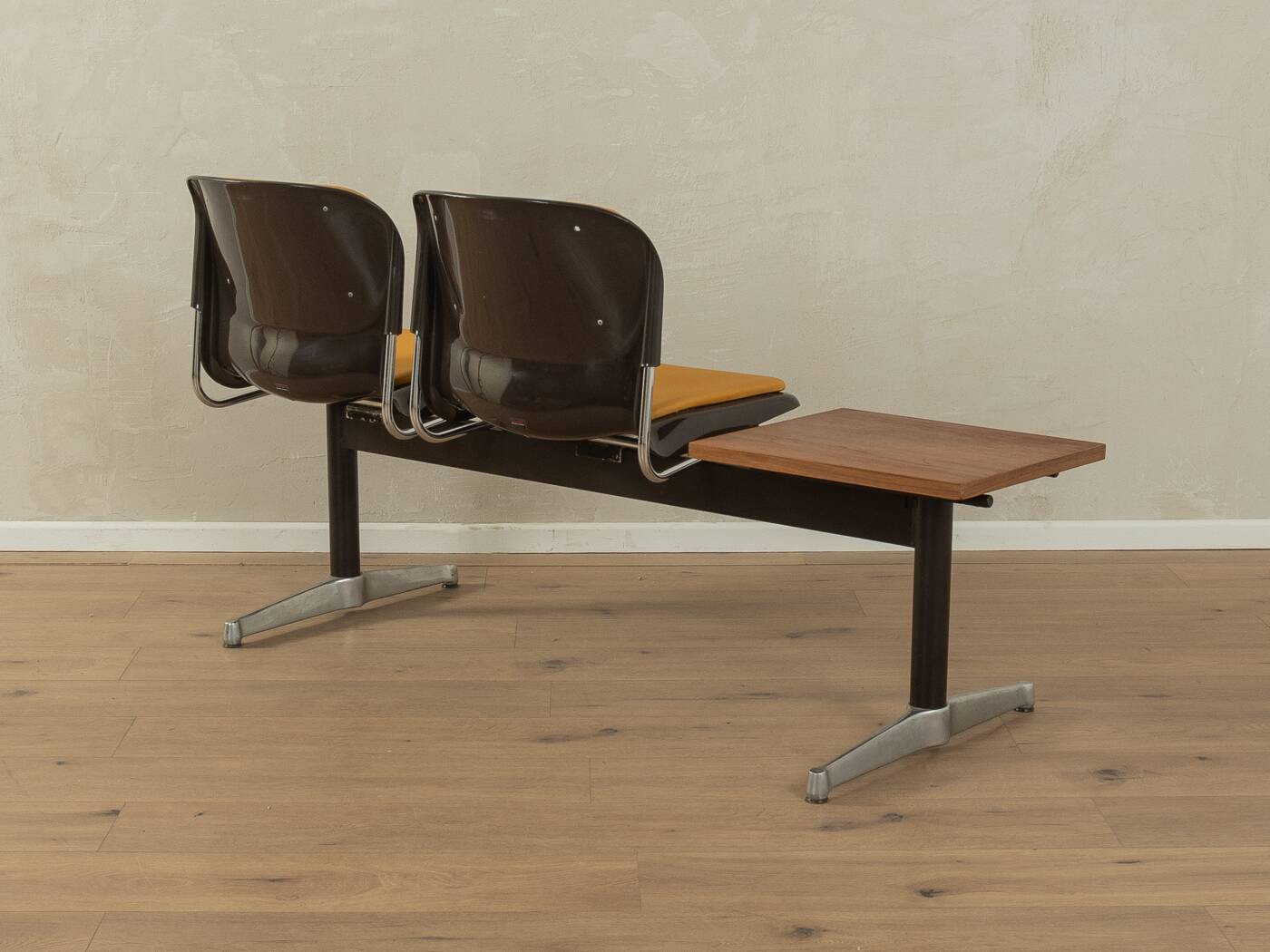 Space Age waiting bench by Drabert