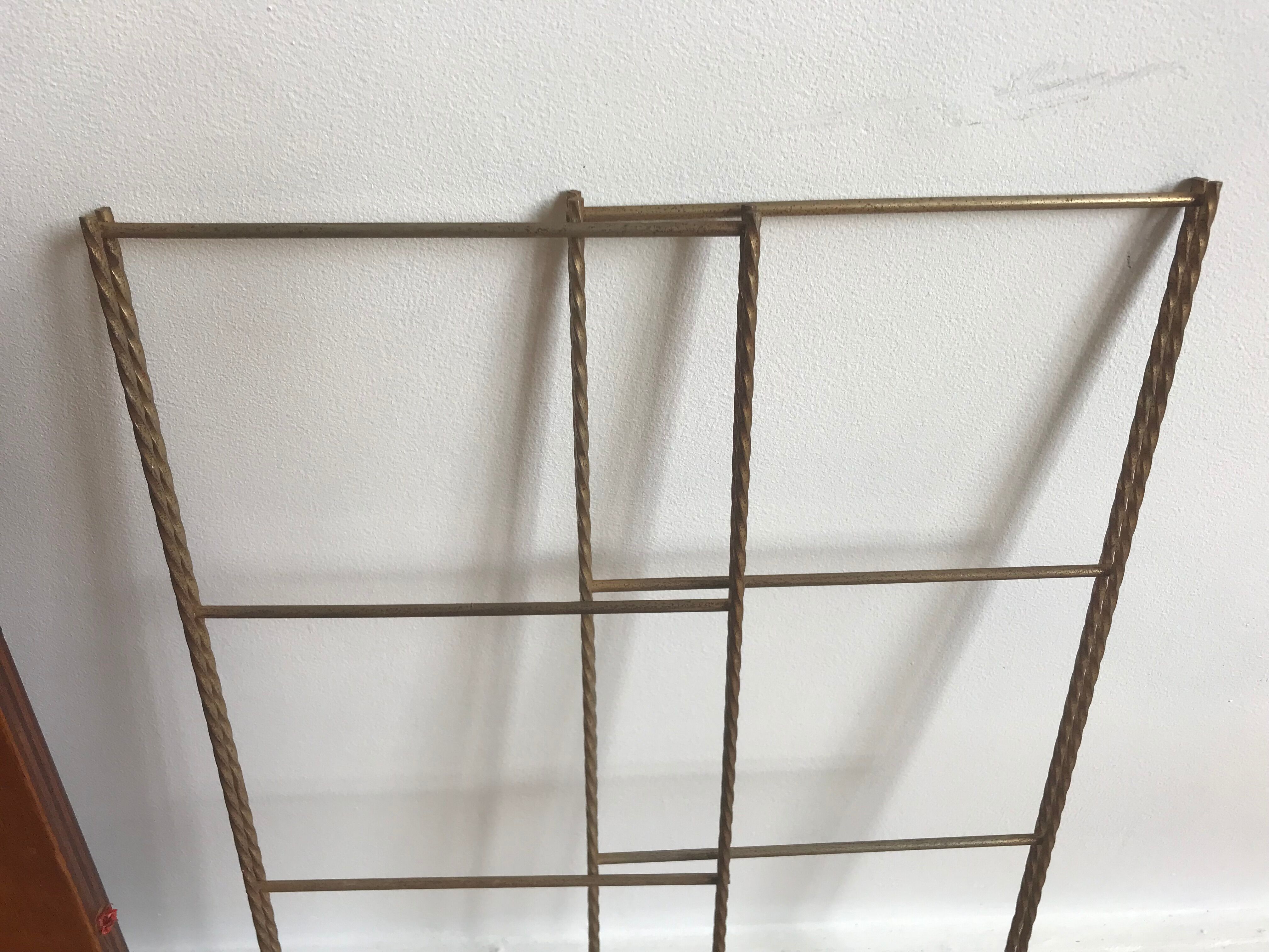 String wall shelves