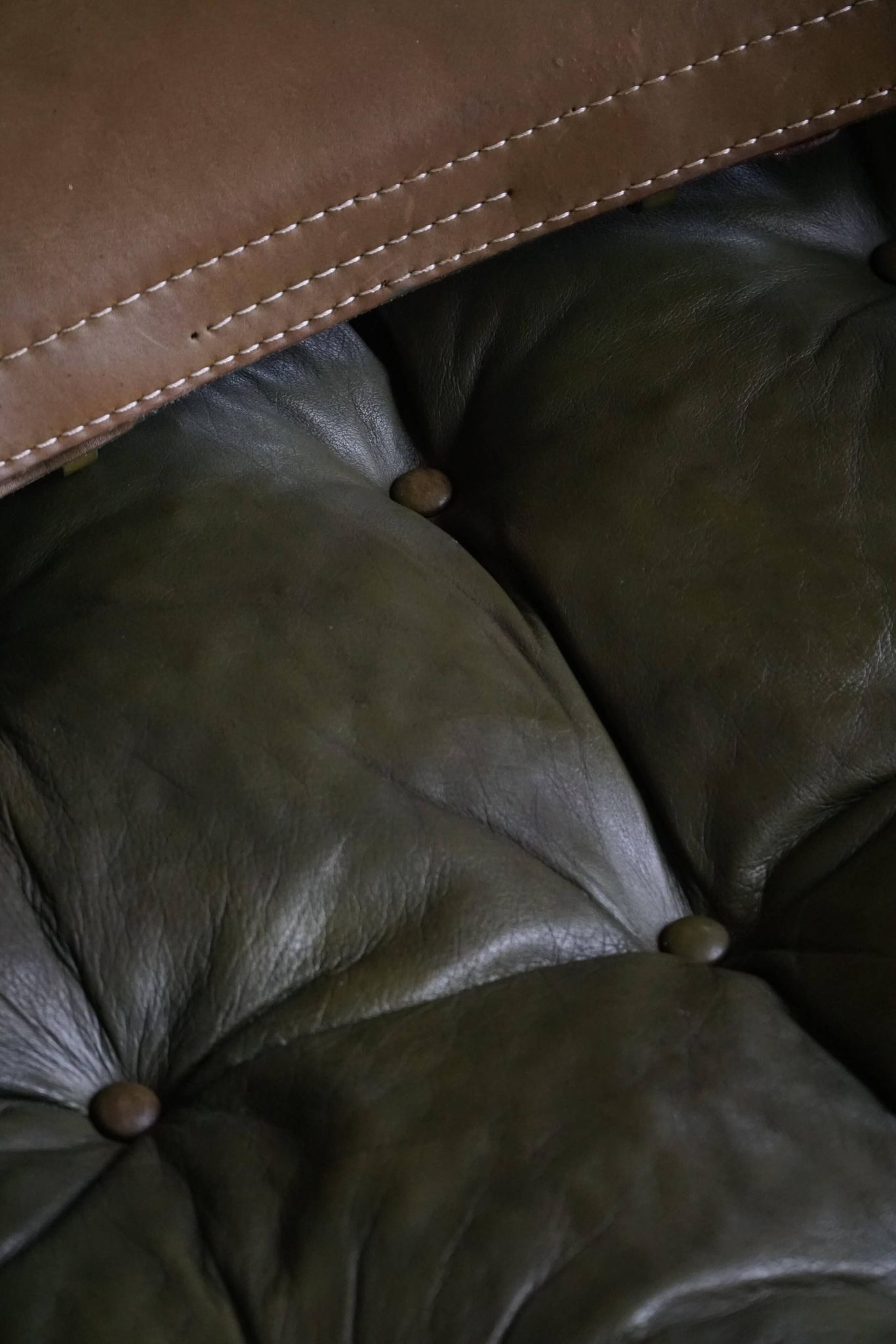 Arne Norell, Pair of "Sirocco" Safari armchairs in ash and green leather, 1960s.