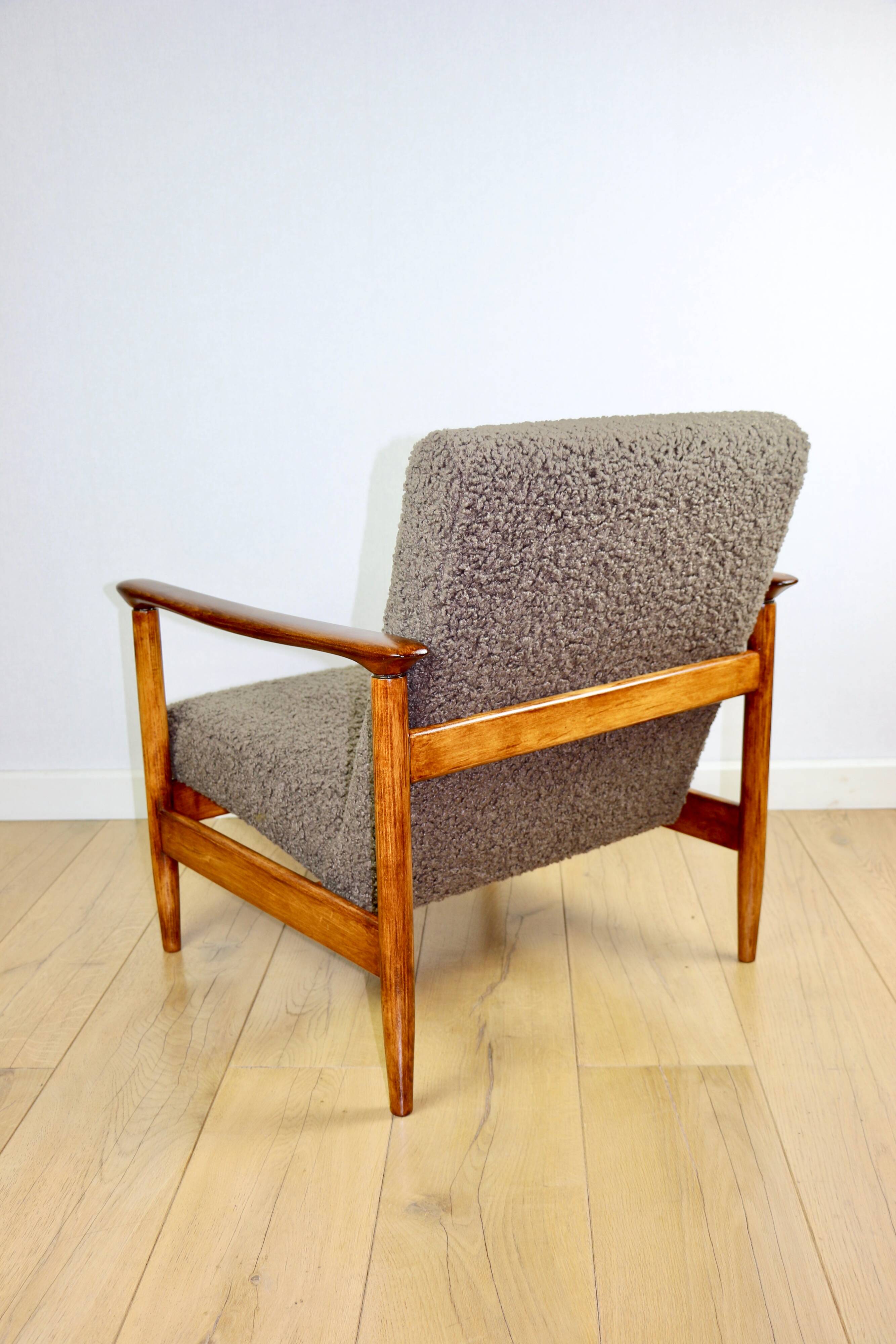 Fauteuil GFM-142, design d'Edmund Homa des années 70, bouclé épais marron chocolat - 2 pièces disponibles.