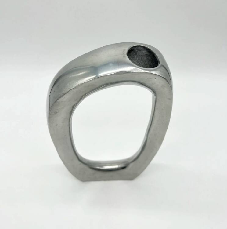 Vase sculptural en fonte d’aluminium — 1980s