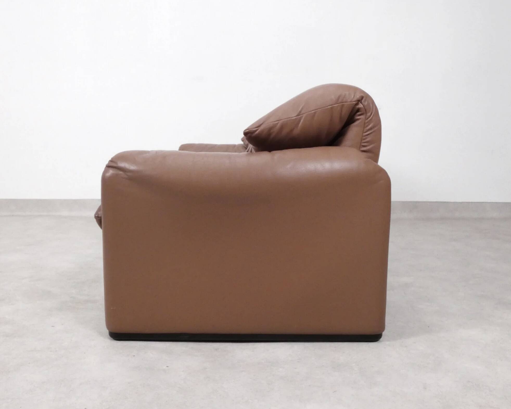 Set of Cassina Maralunga 2 seaters in mocca leather