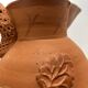 Vase Cruche en terre cuite vintage avec ornement végétale