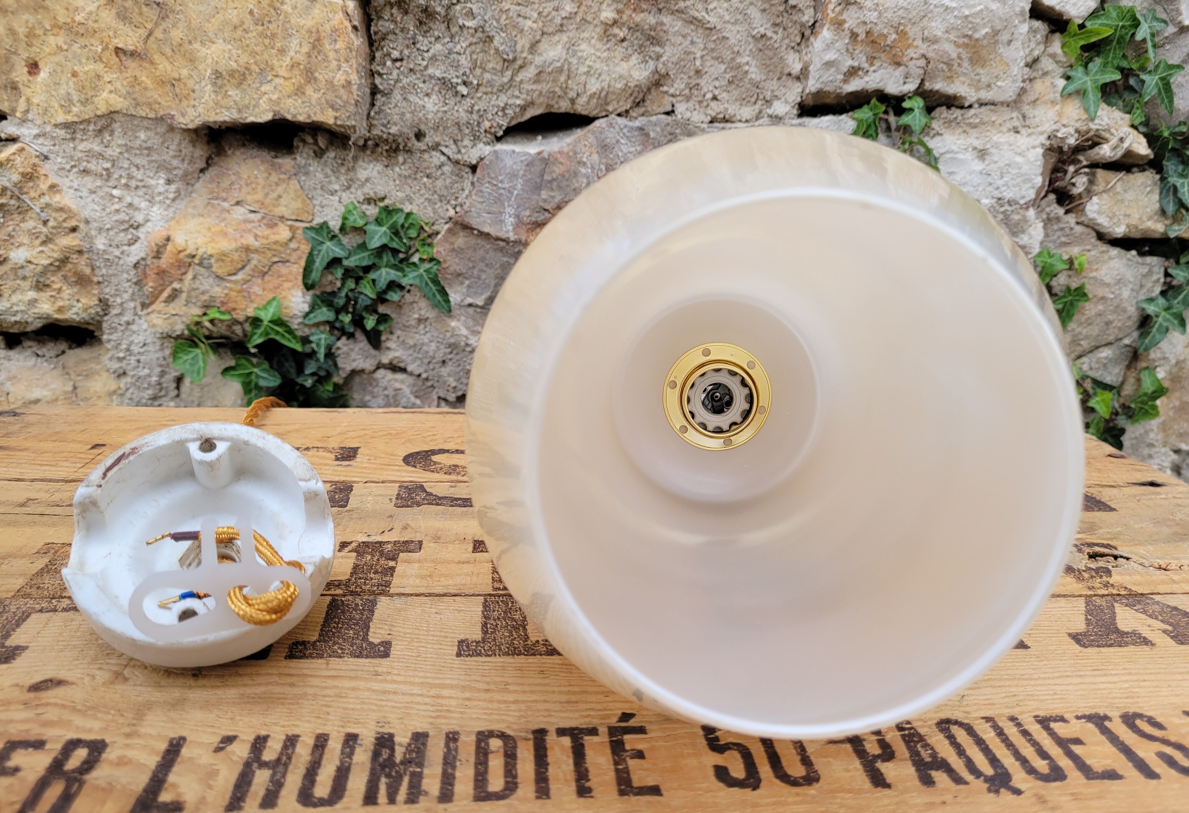 Opaline suspension