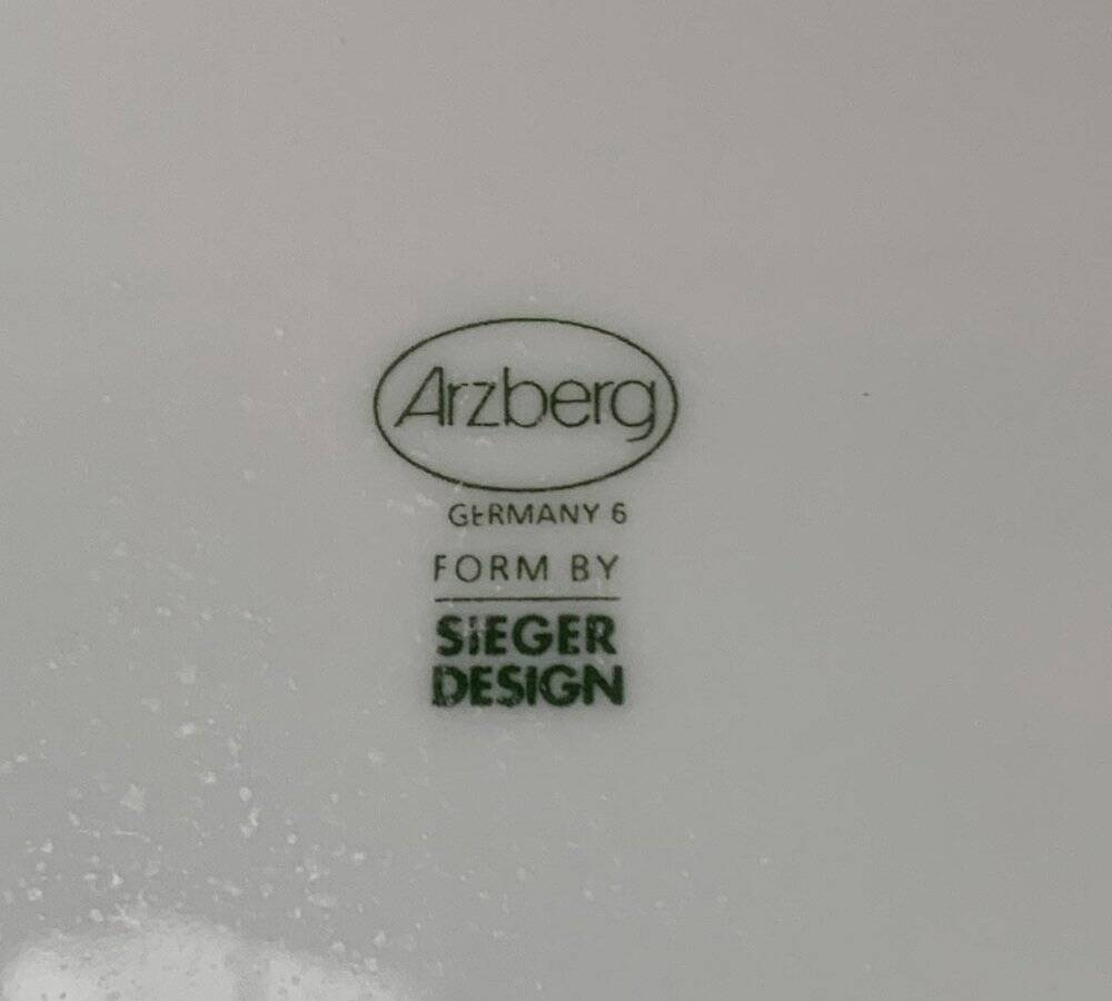 German series of postmodern flying object plates by David Palterer and Sieger Design for Arzberg, 1990s, set of 8.